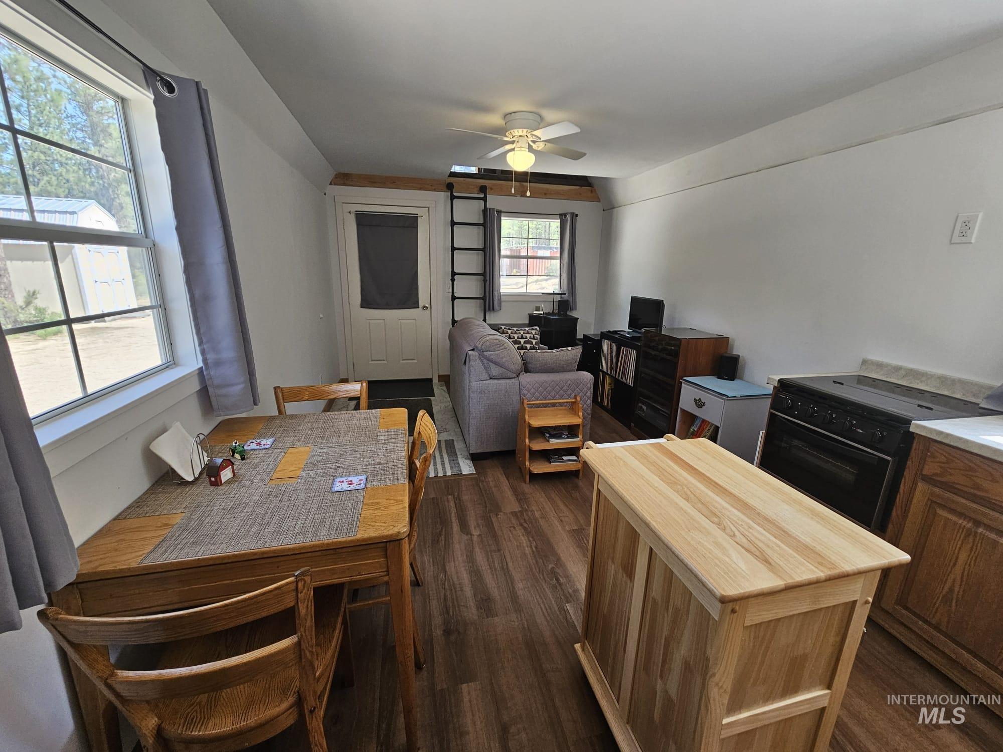 548 Elk Creek Rd Property Photo 10