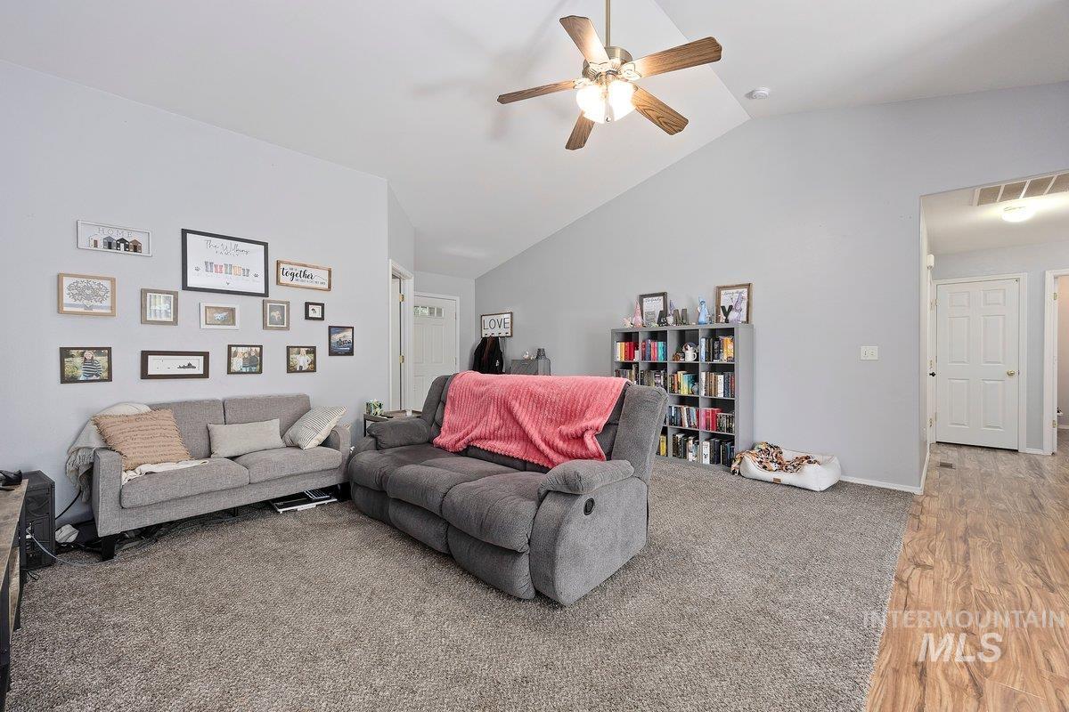 931 Arrow Wood Ct Property Photo 5