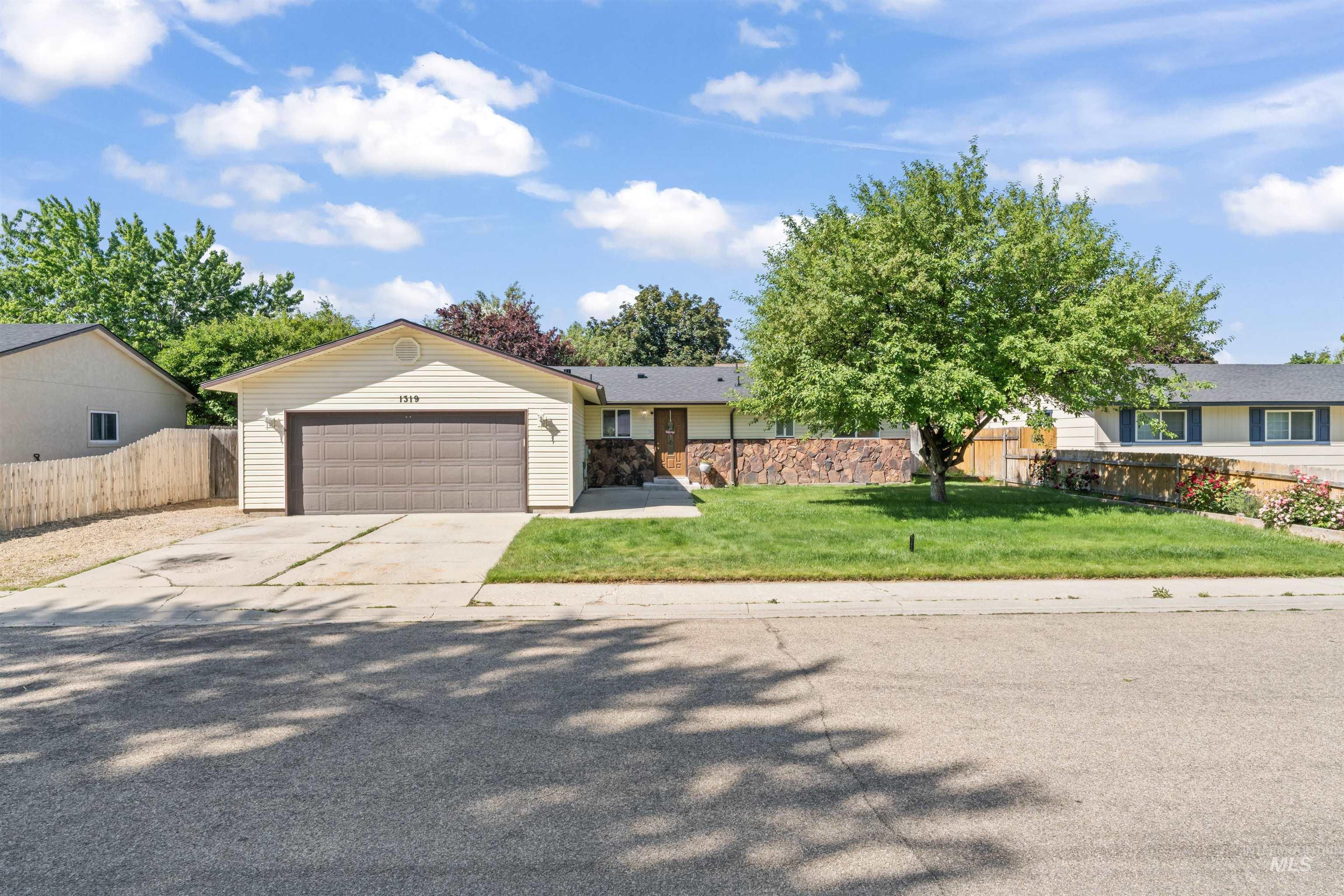 1319 W Newport Property Photo 2