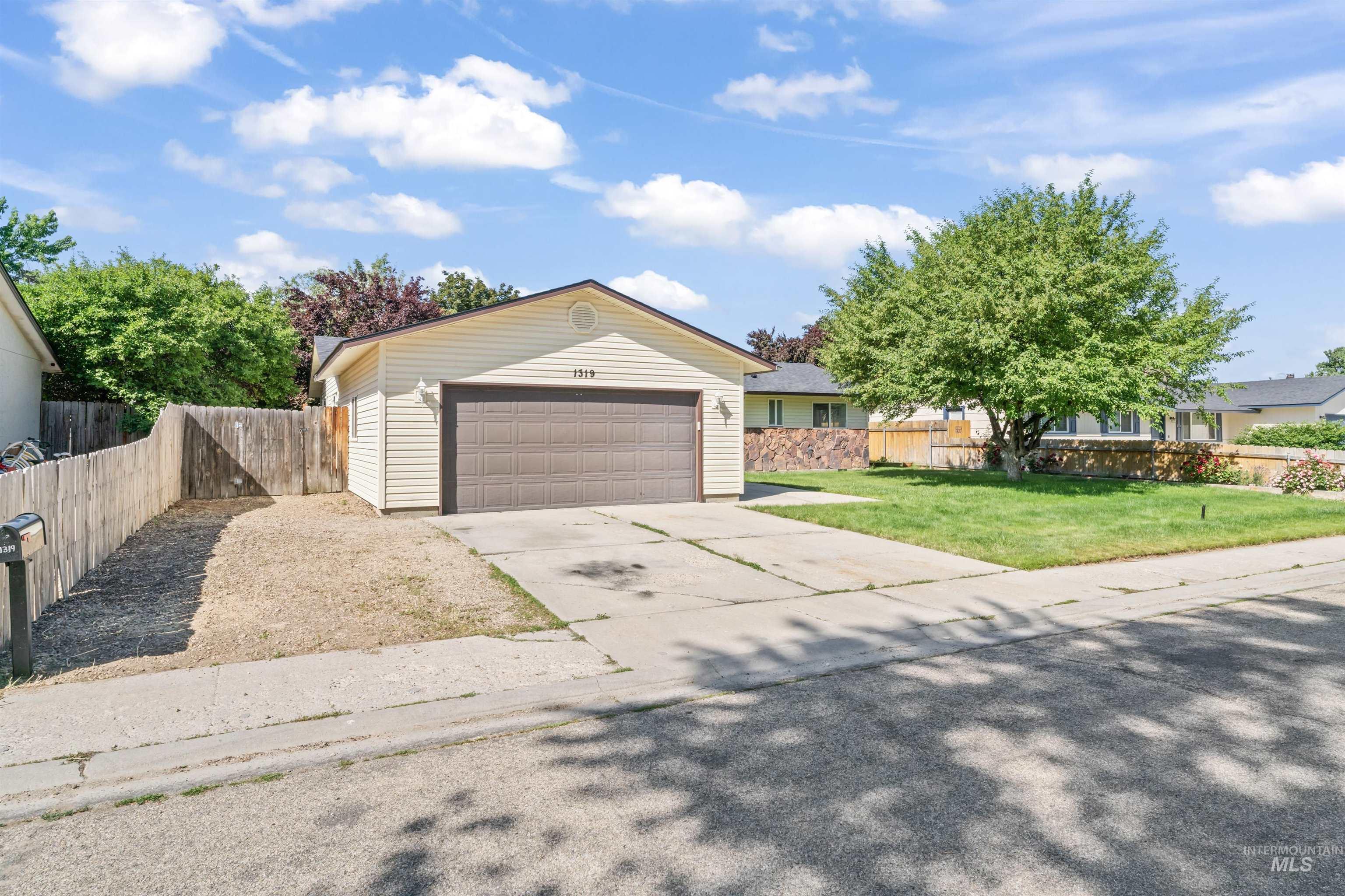 1319 W Newport Property Photo 3