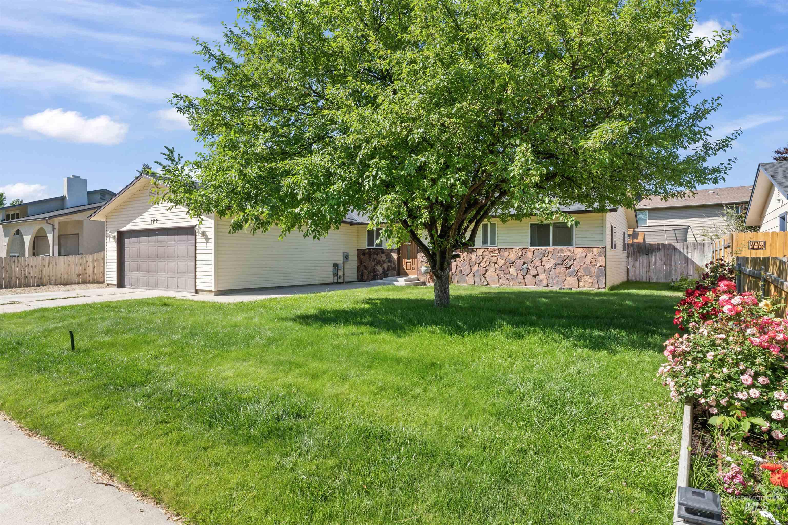 1319 W Newport Property Photo 4