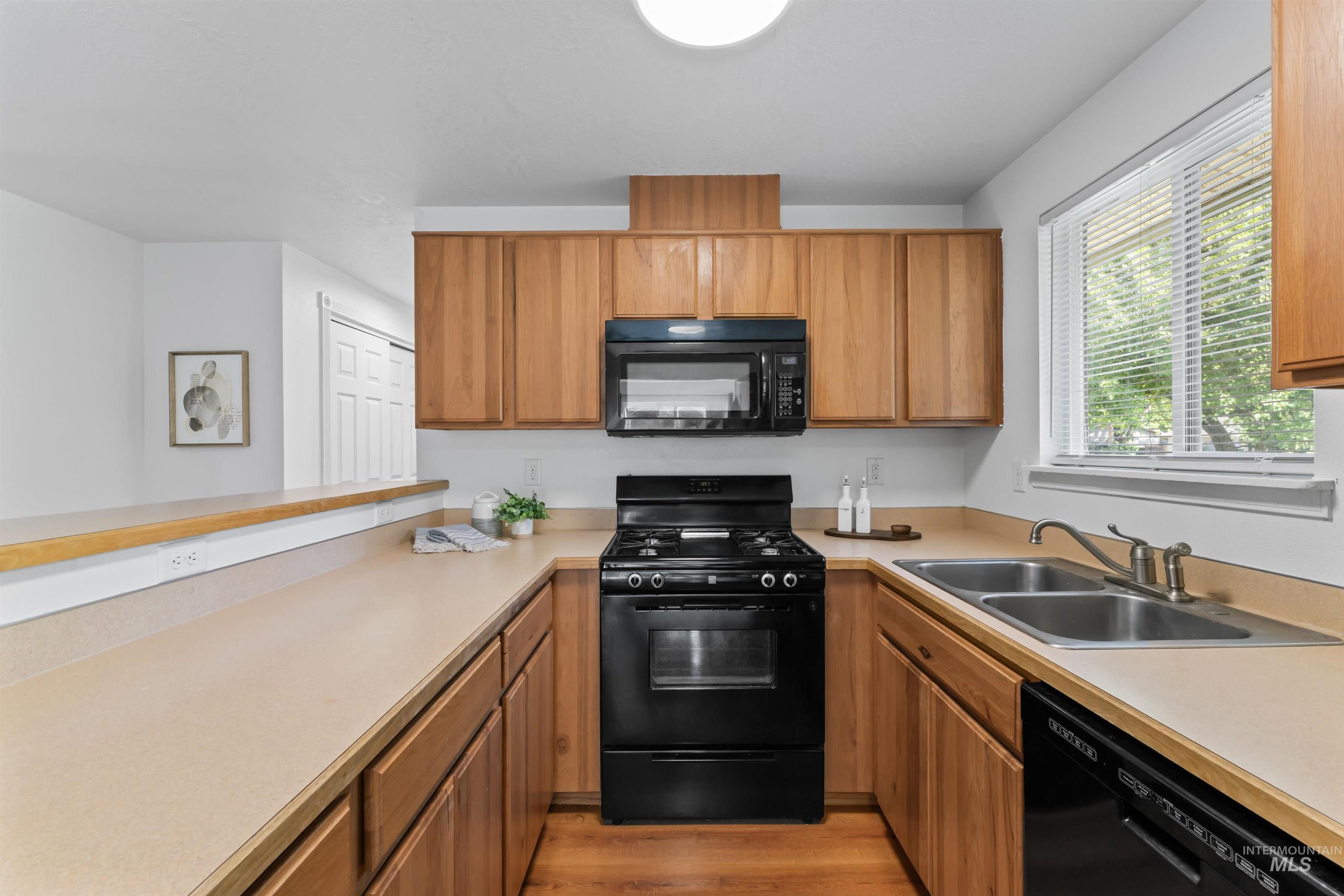 1319 W Newport Property Photo 13