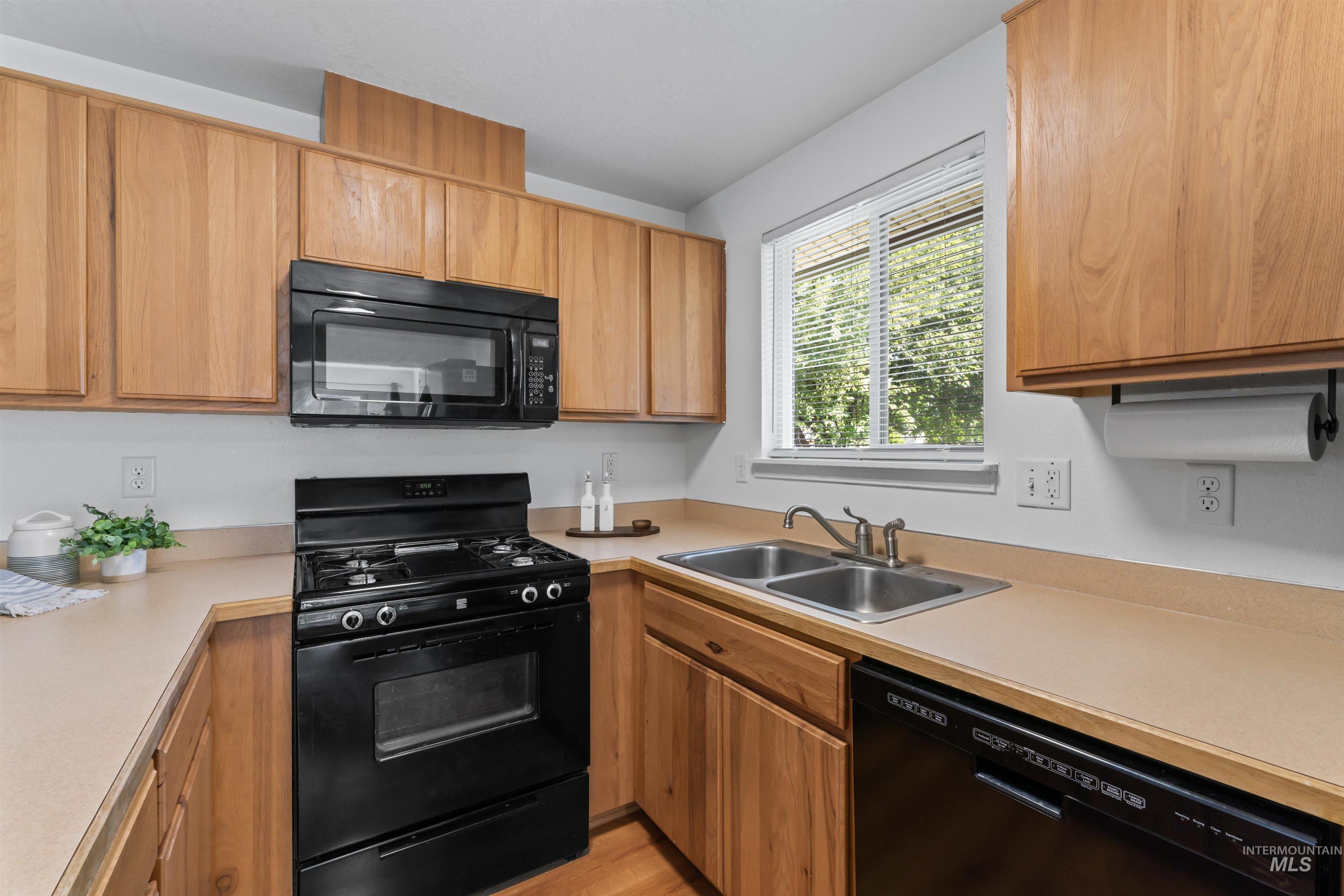 1319 W Newport Property Photo 14