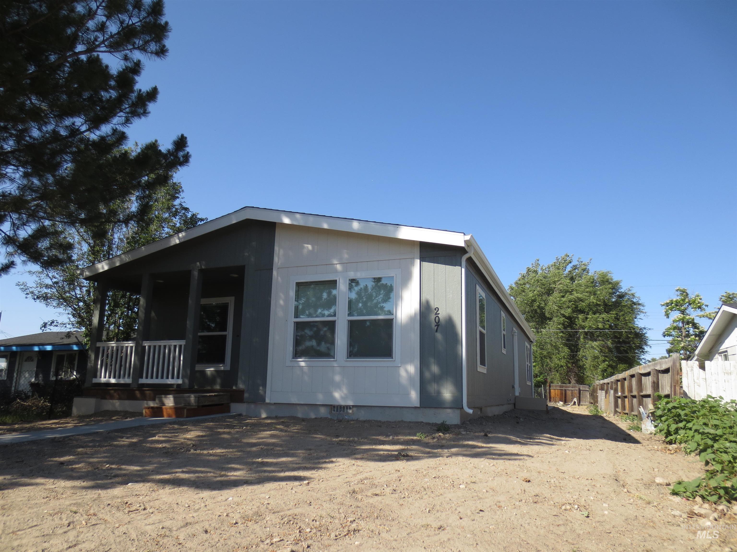 207 E Freeport St Property Photo 1
