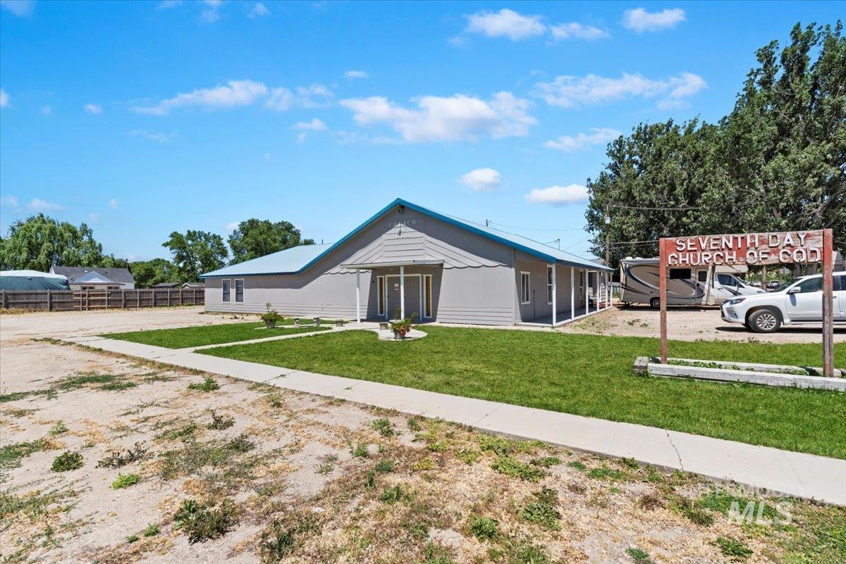 1325 E Denver St. Property Photo 2