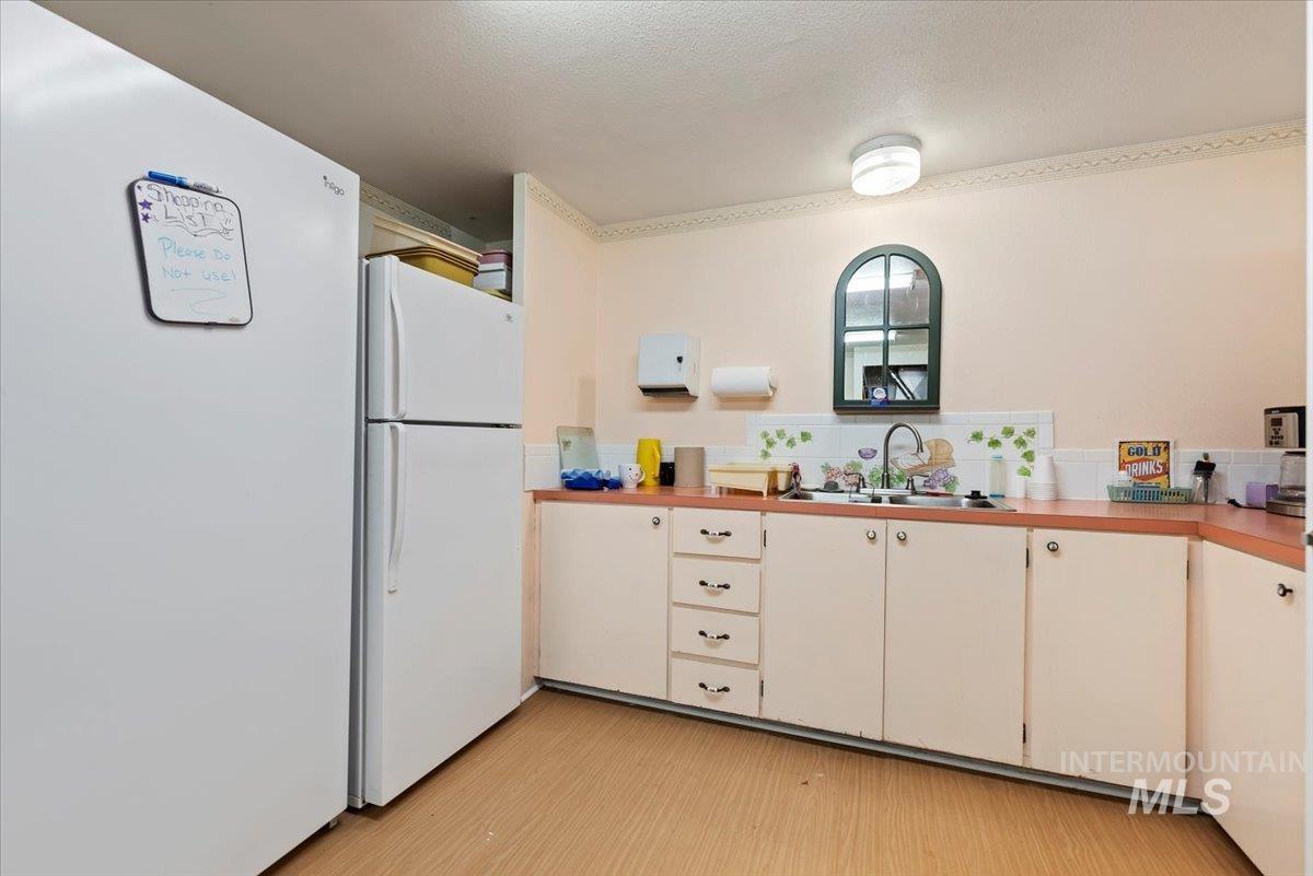 1325 E Denver St. Property Photo 11