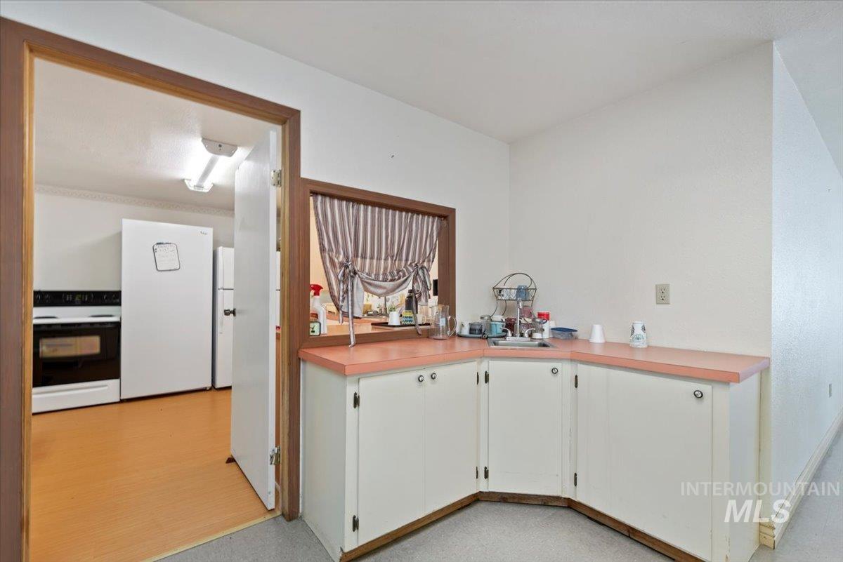 1325 E Denver St. Property Photo 12