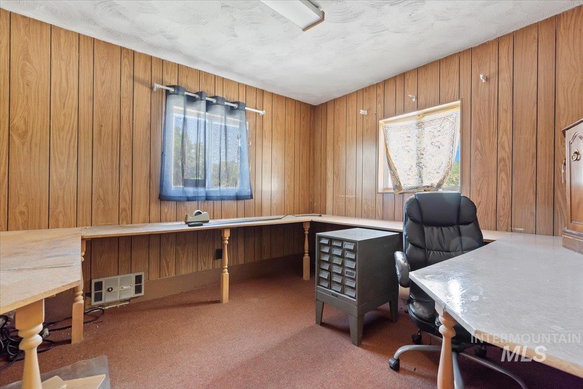 1325 E Denver St. Property Photo 23