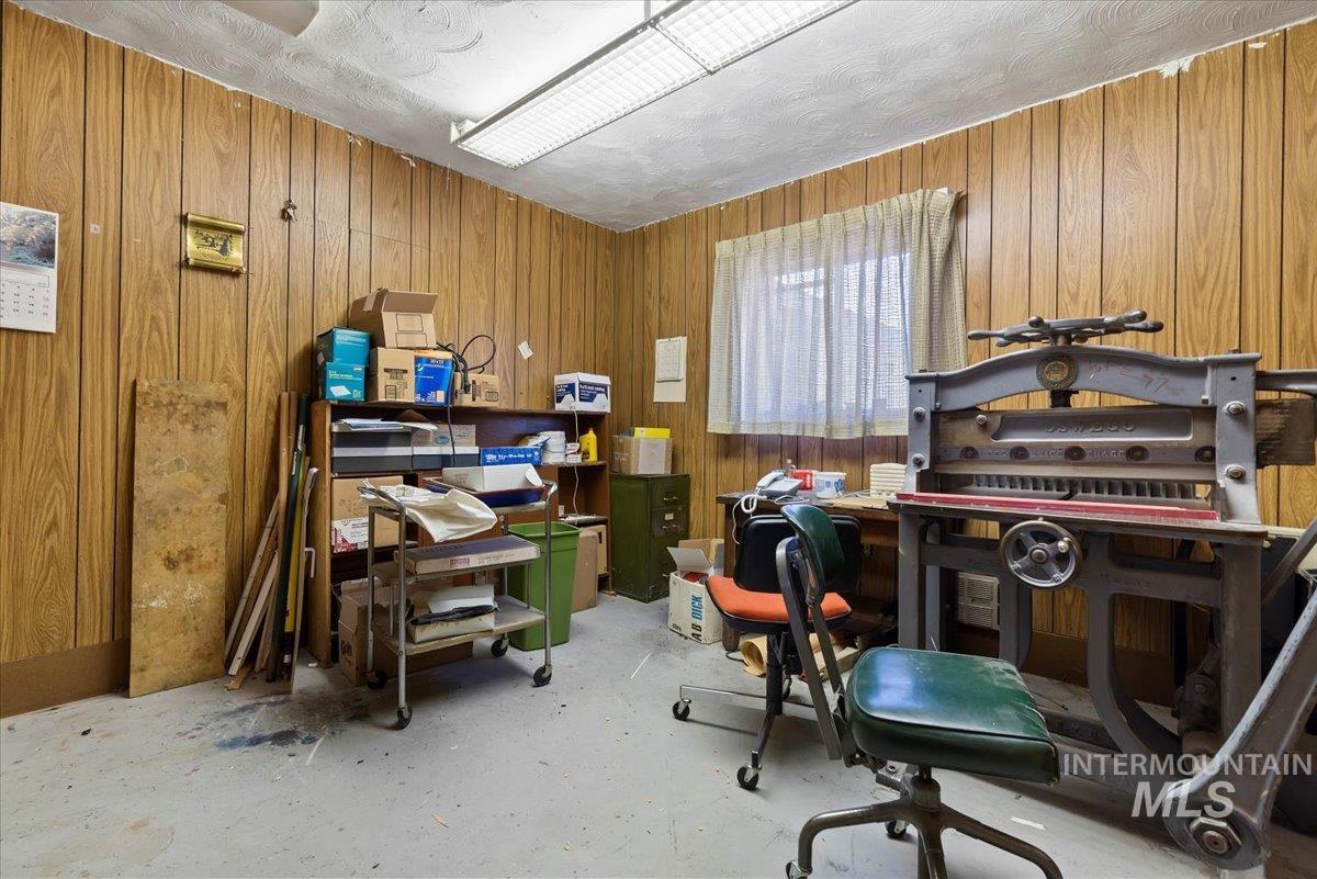 1325 E Denver St. Property Photo 24