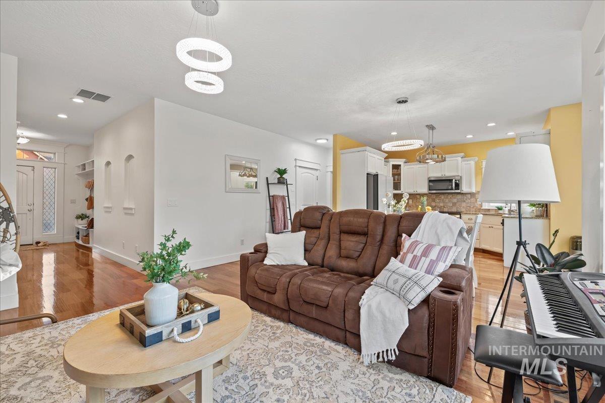 1328 W Cobblefield St. Property Photo 6