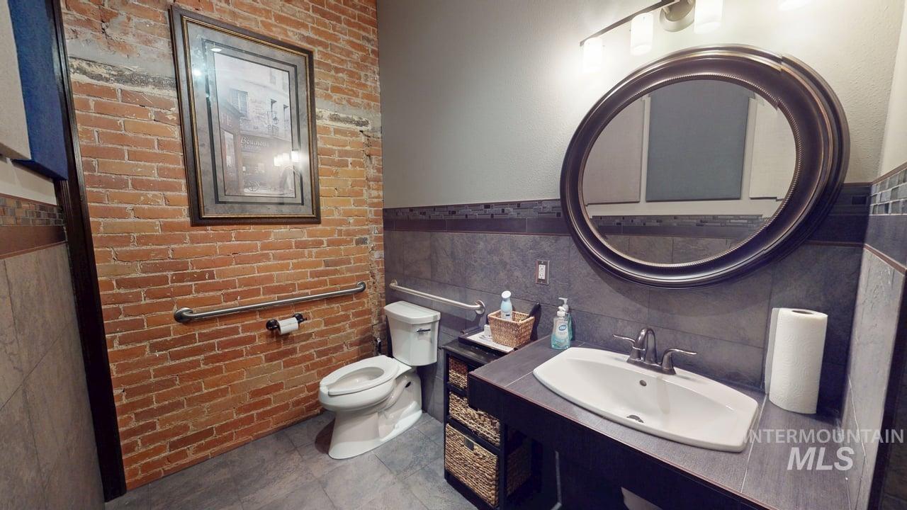 208 & 210 Main St. Property Photo 10