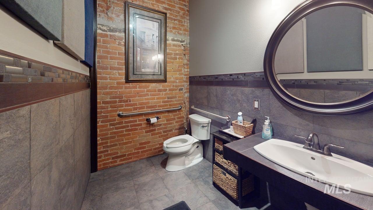 208 & 210 Main St. Property Photo 20