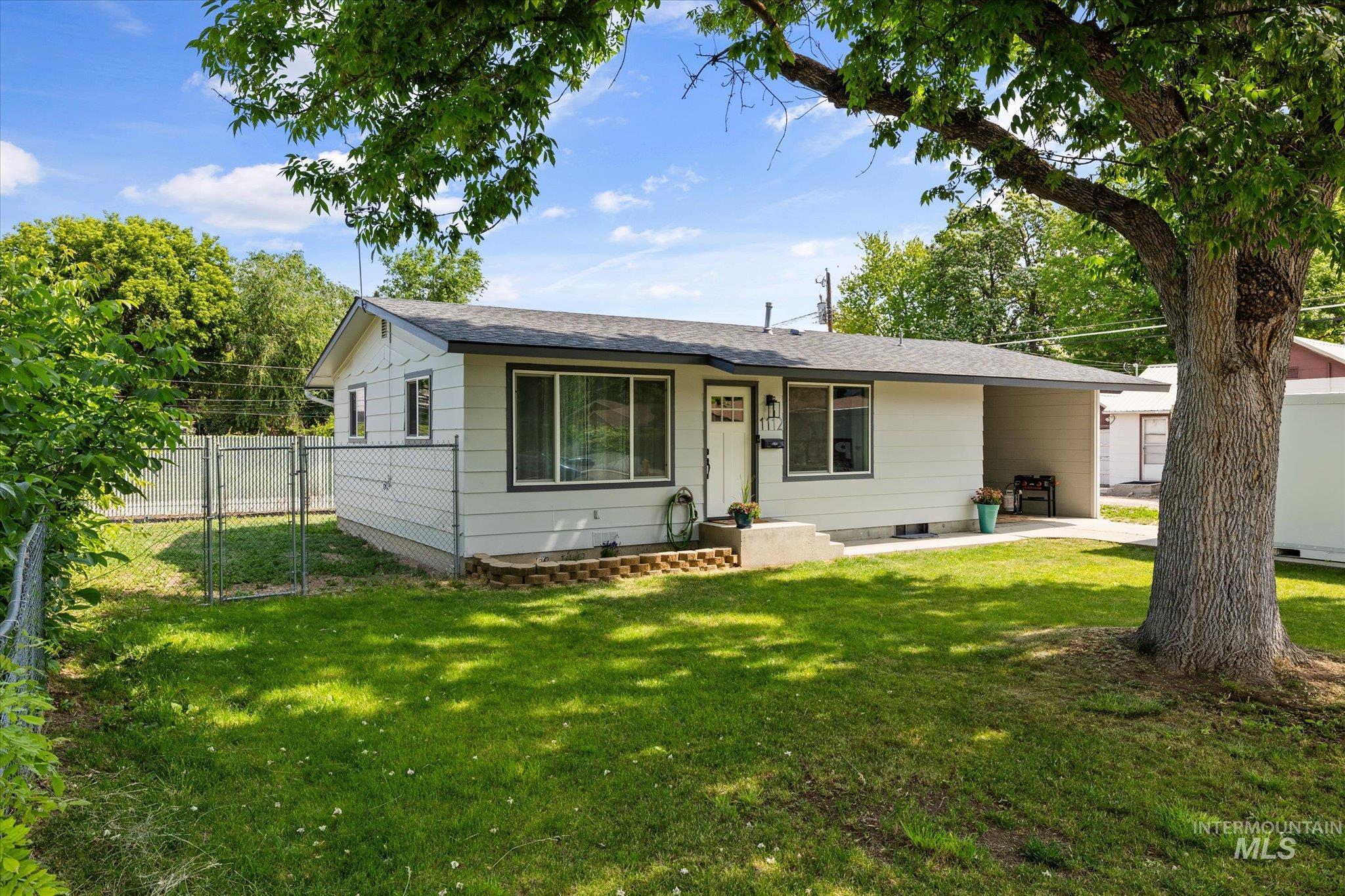 1112 E Washington Ave Property Photo 1