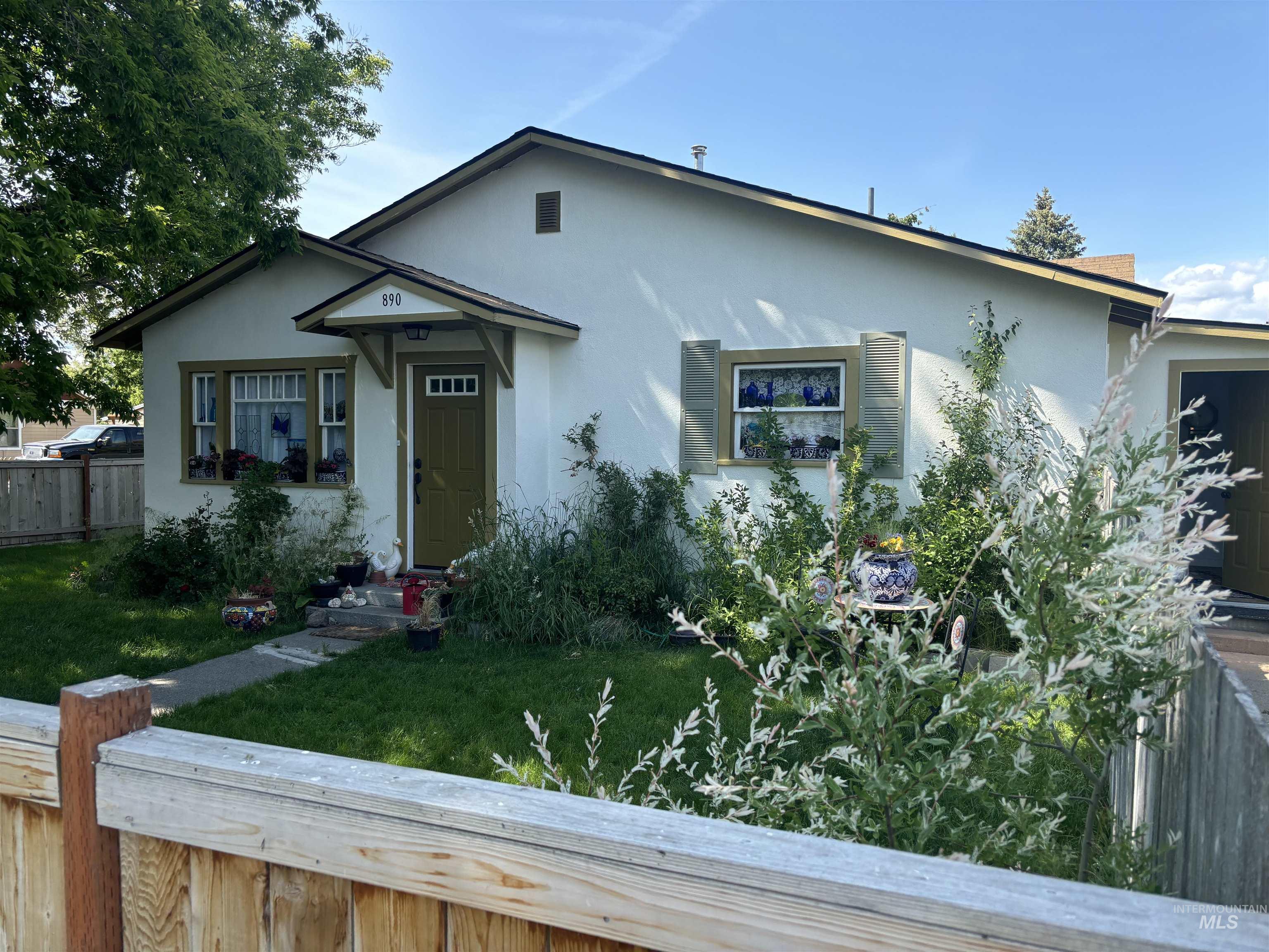 890 Valley Ave