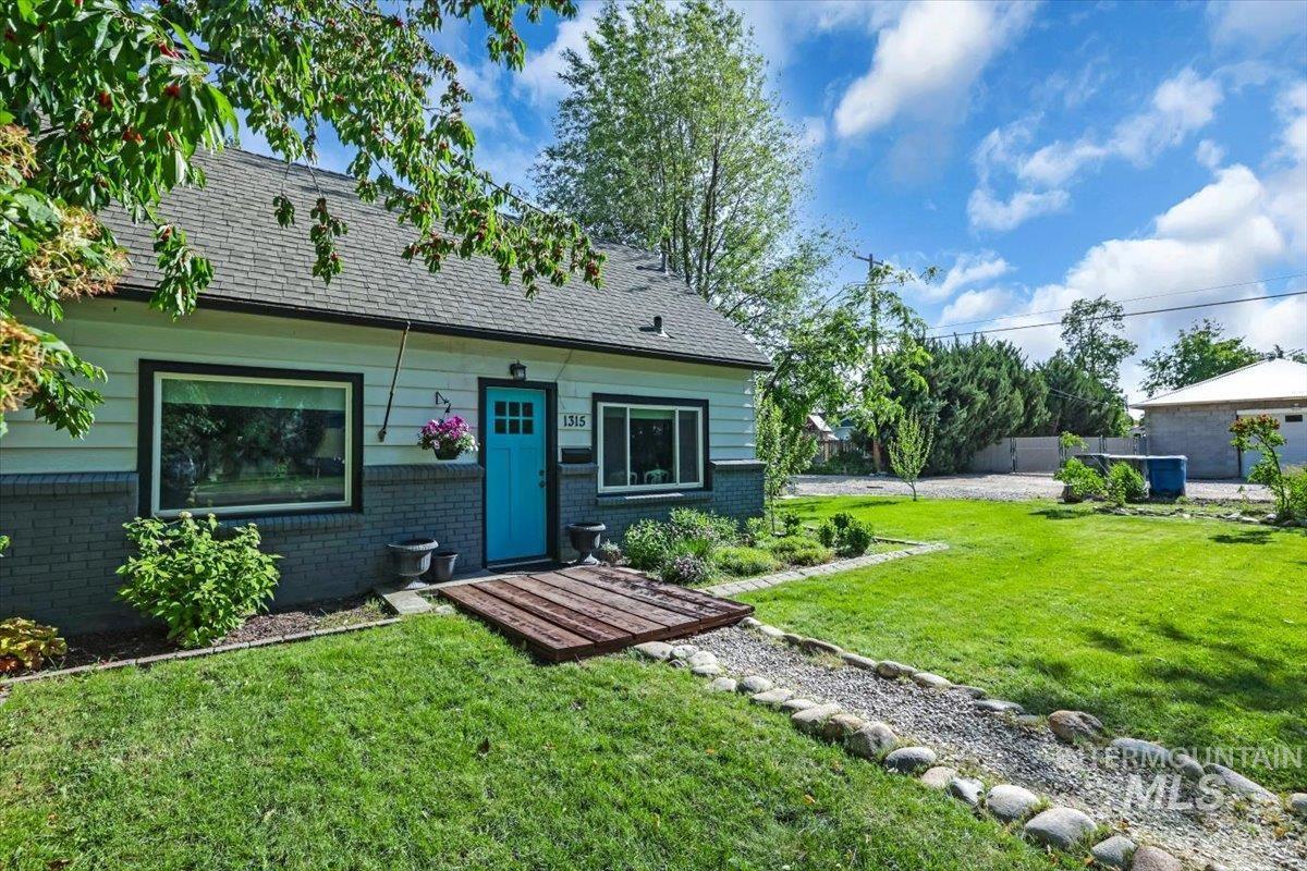 1315 E Lincoln Ave Property Photo 1