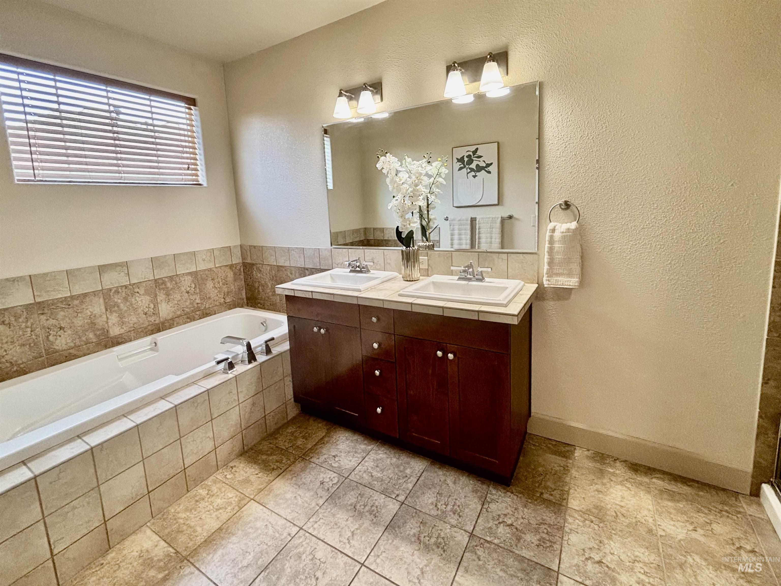 1274 E Winding Creek Drive Property Photo 18