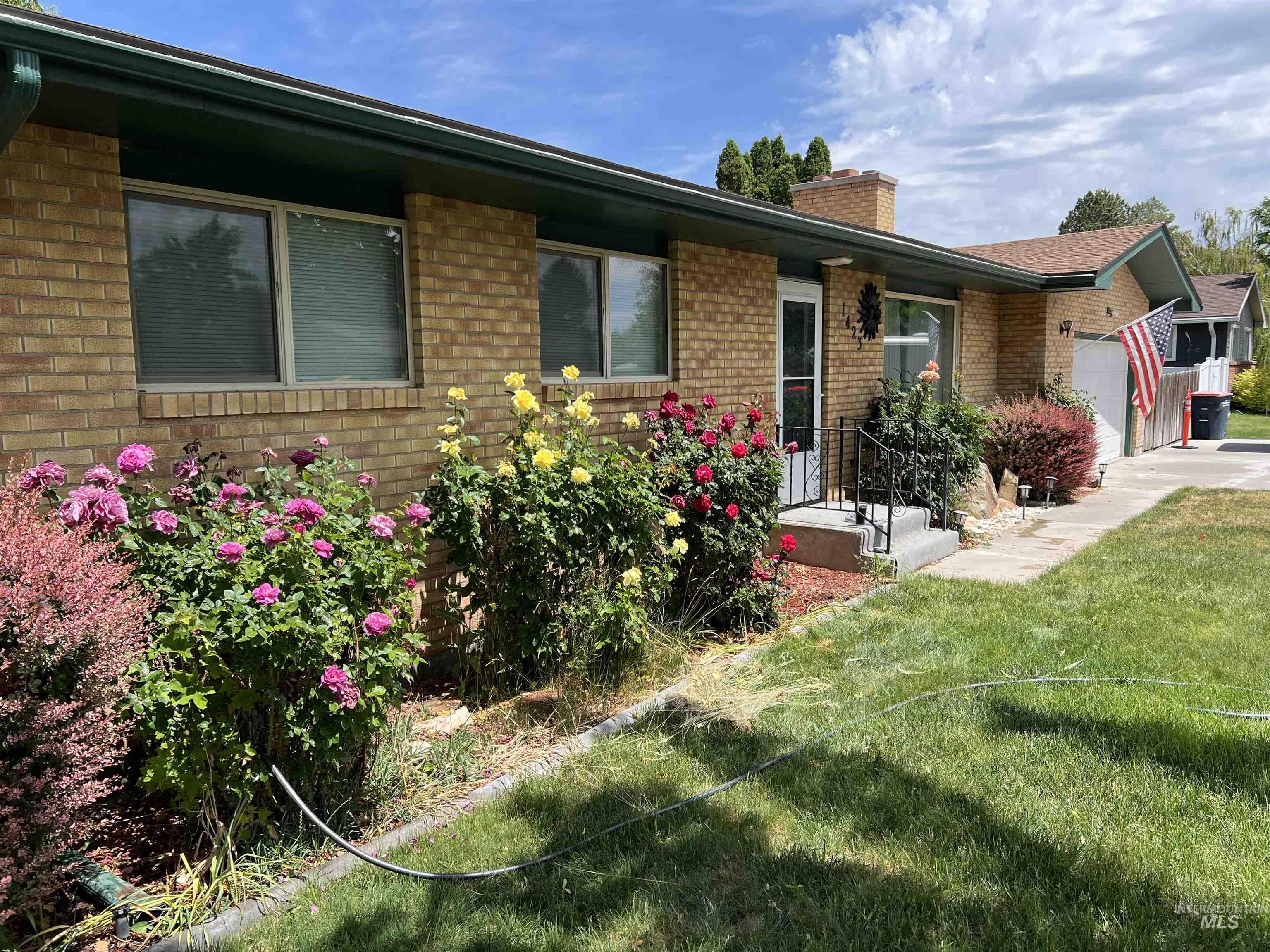 1423 Holly Dr Property Photo 3