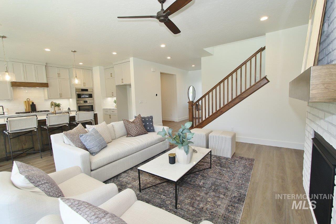 1268 E Andes Dr Property Photo 2