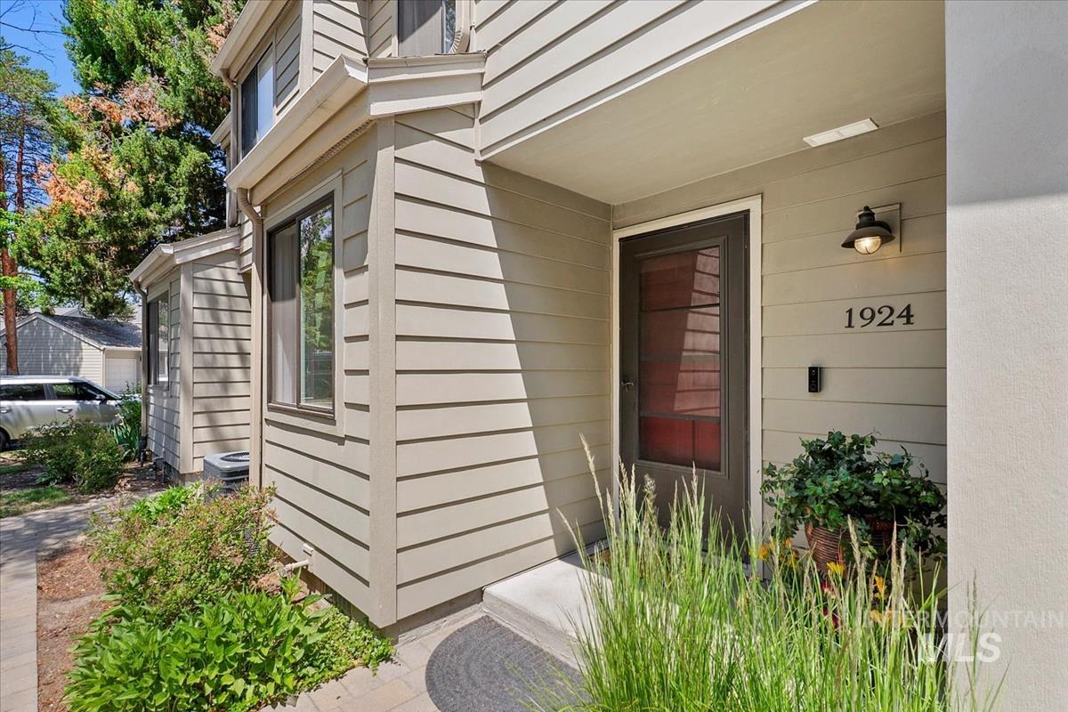 1924 Teal Ln Property Photo 2