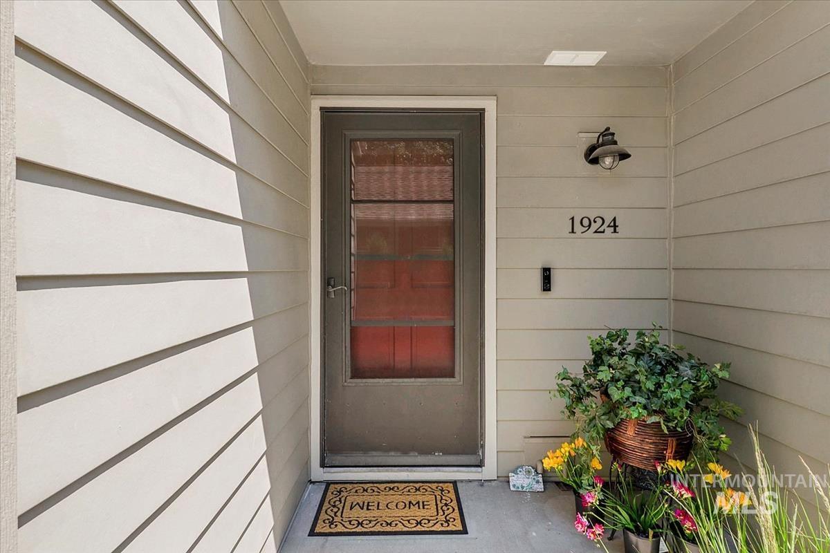 1924 Teal Ln Property Photo 4