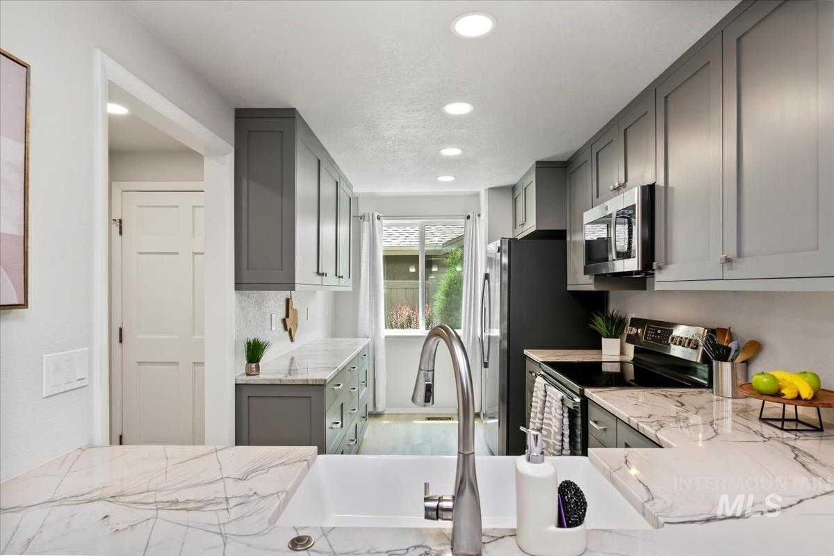 1924 Teal Ln Property Photo 6