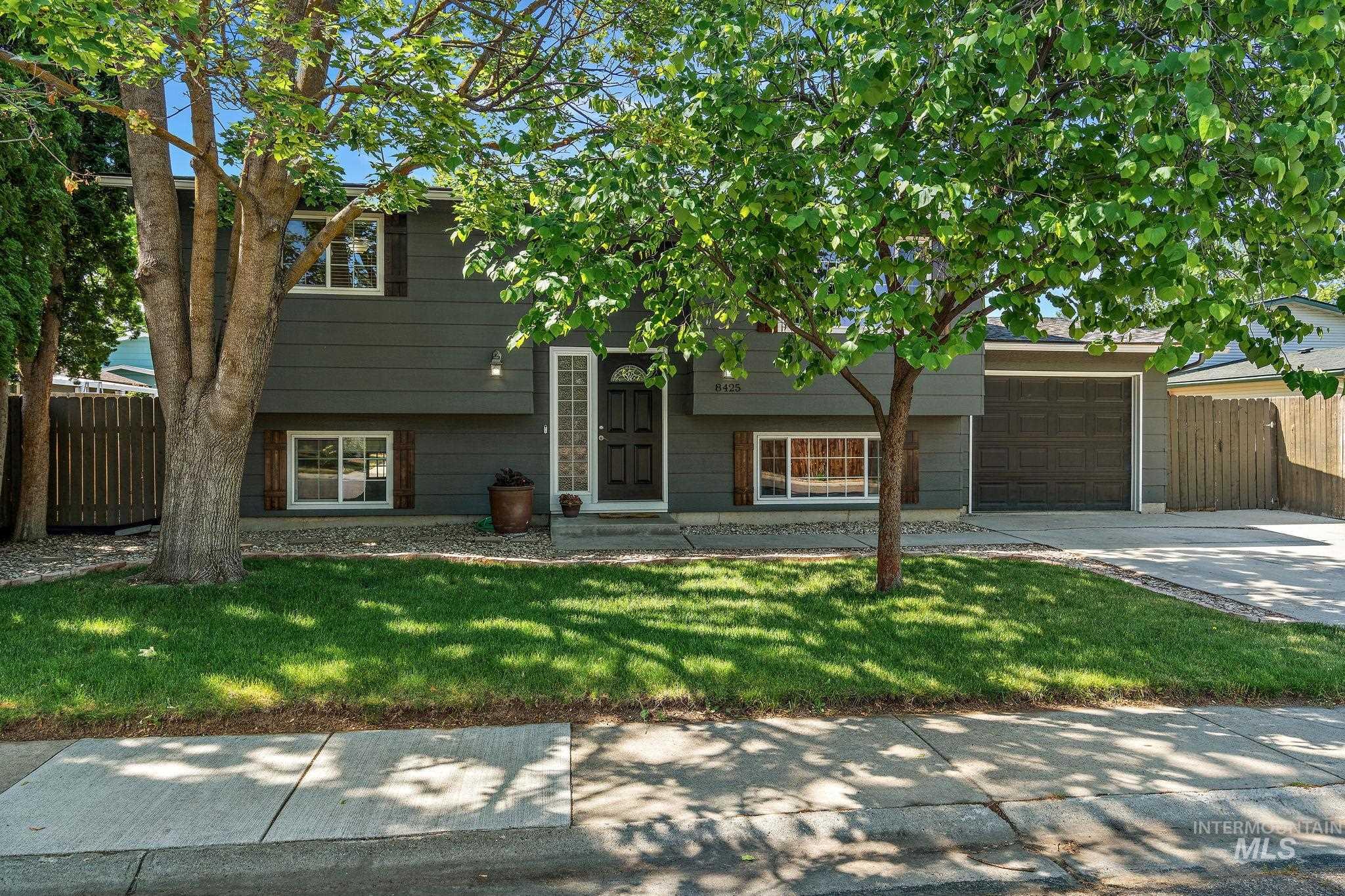 8425 W Canterbury Dr. Property Photo 1