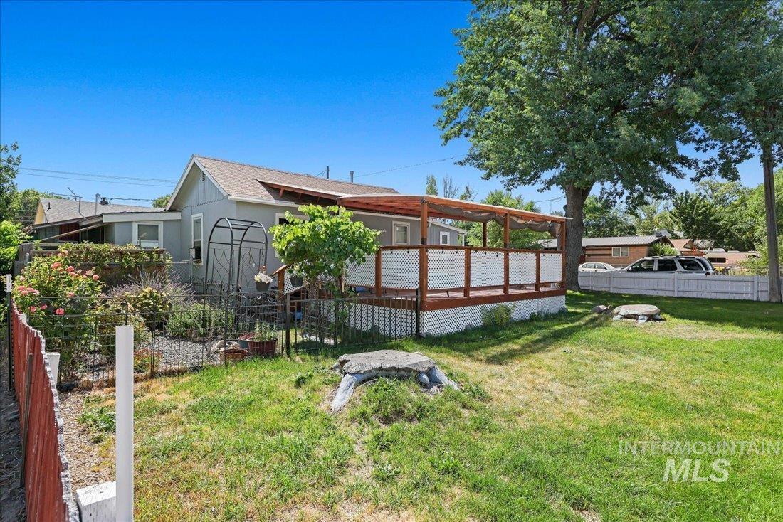 224 S Fern St Property Photo 3