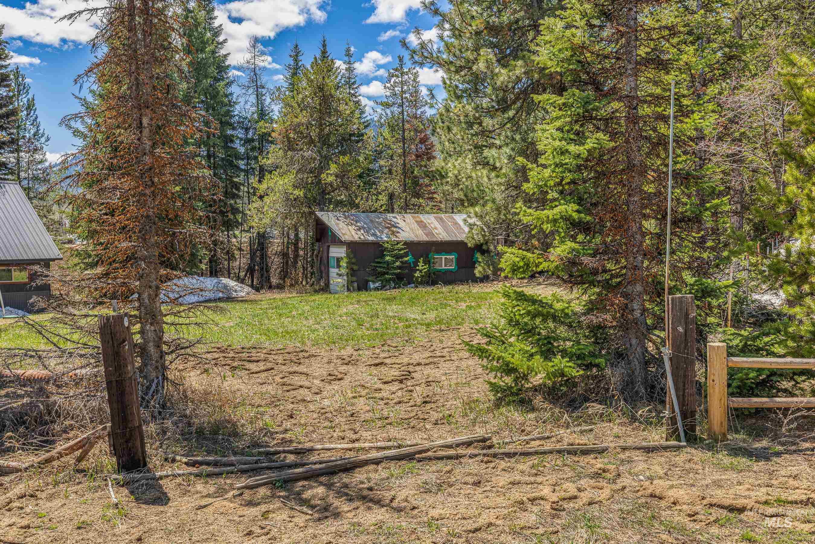 2125 W Mountain Rd Property Photo 2