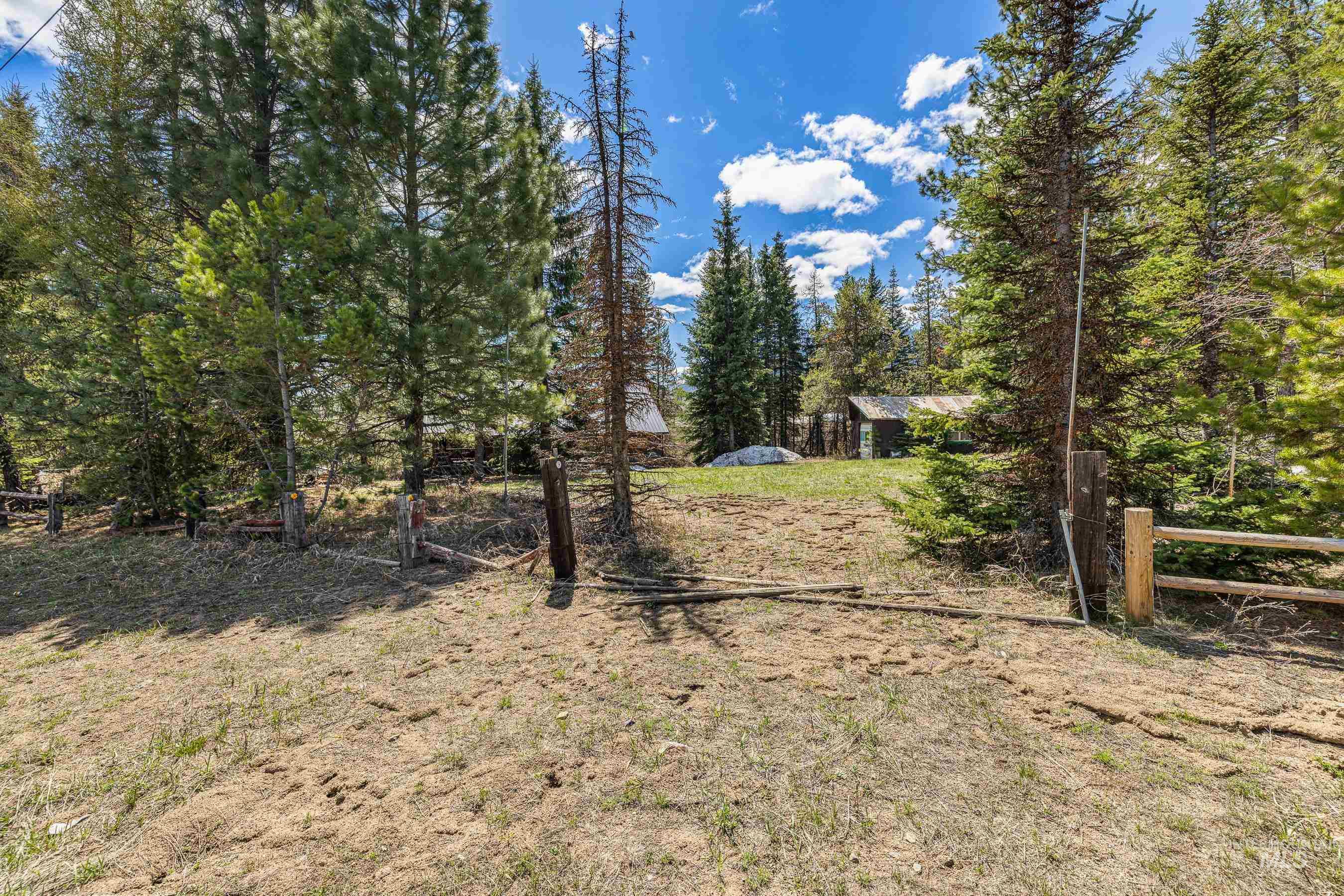 2125 W Mountain Rd Property Photo 3