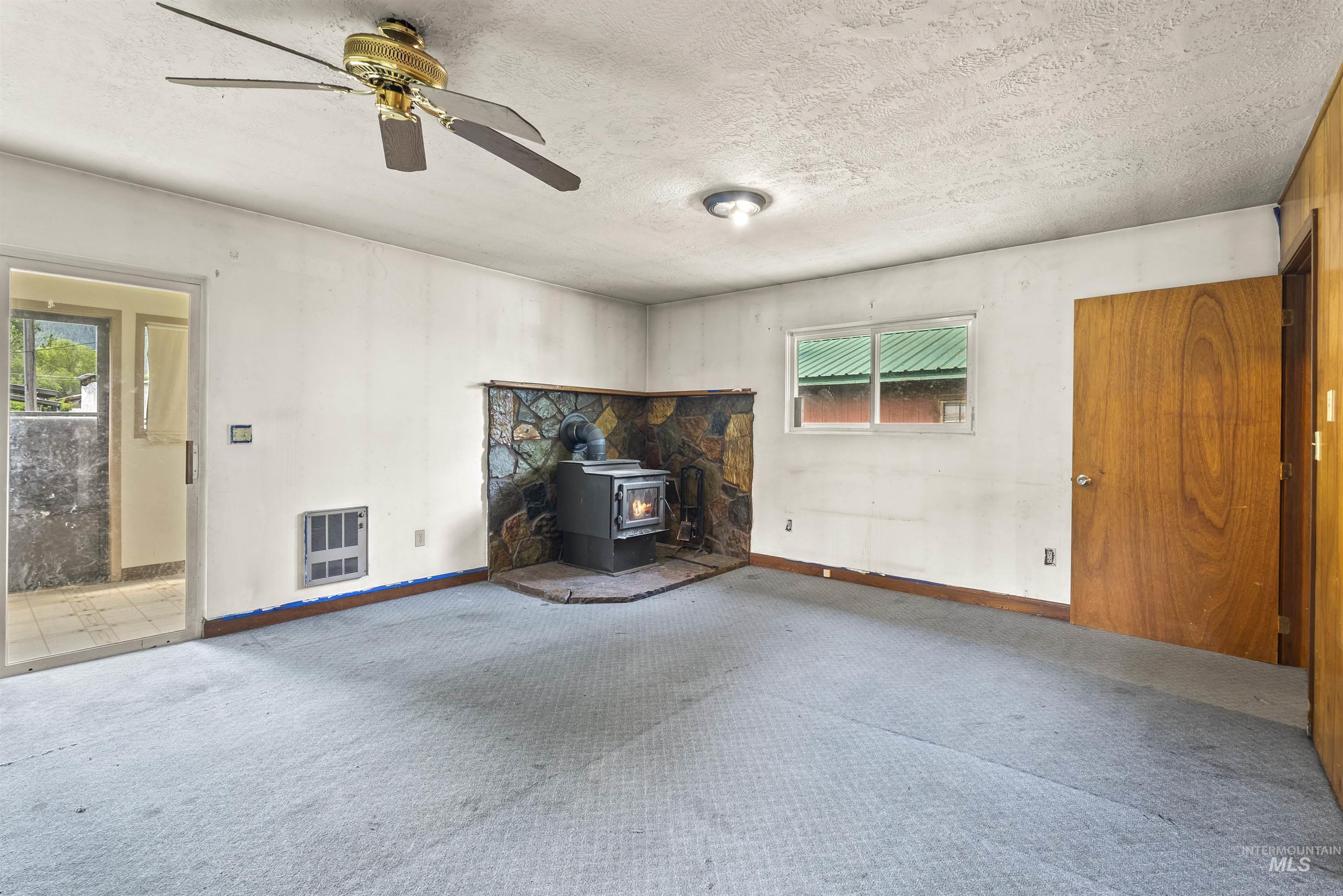 206 E 2nd Ave Property Photo 18