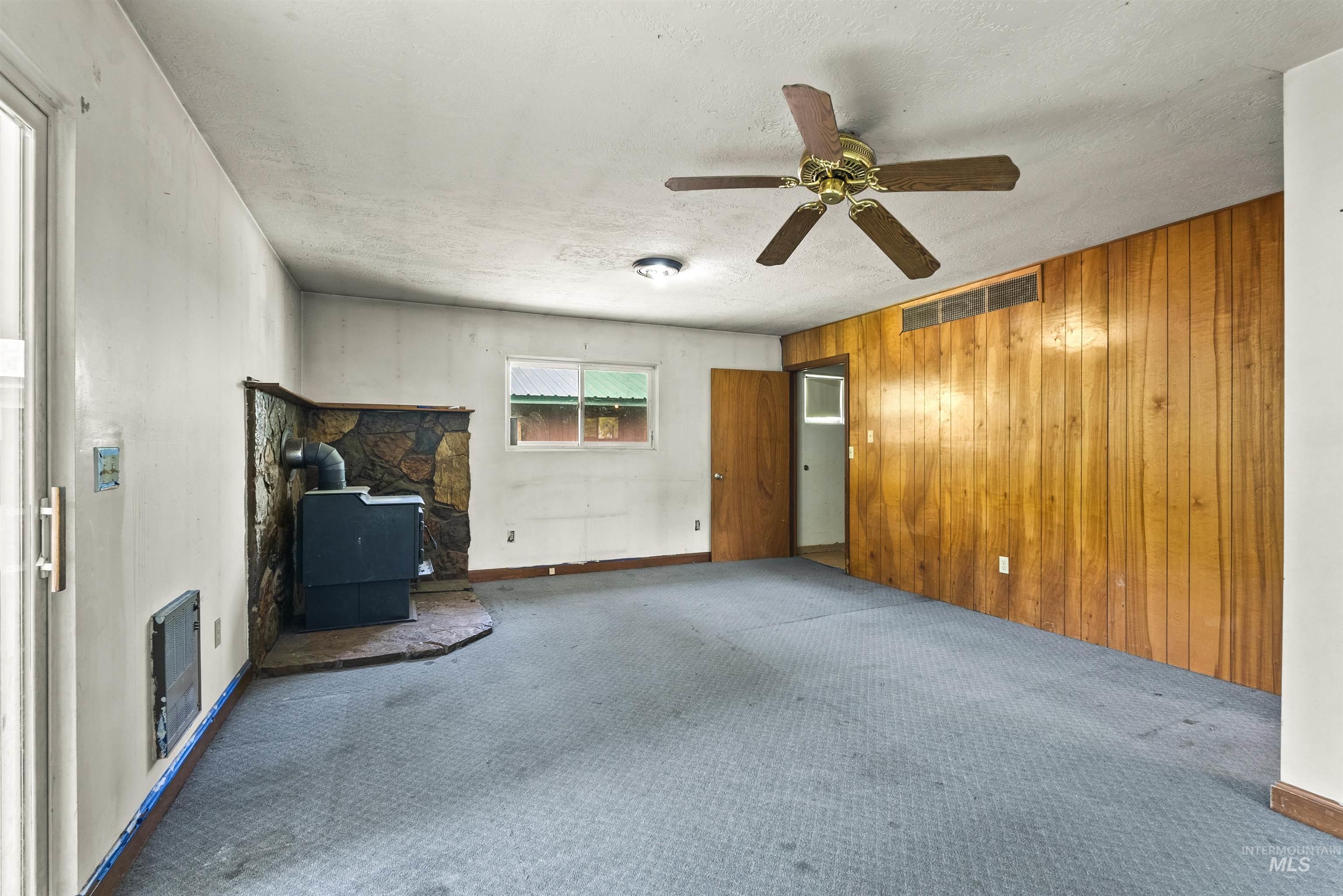 206 E 2nd Ave Property Photo 23