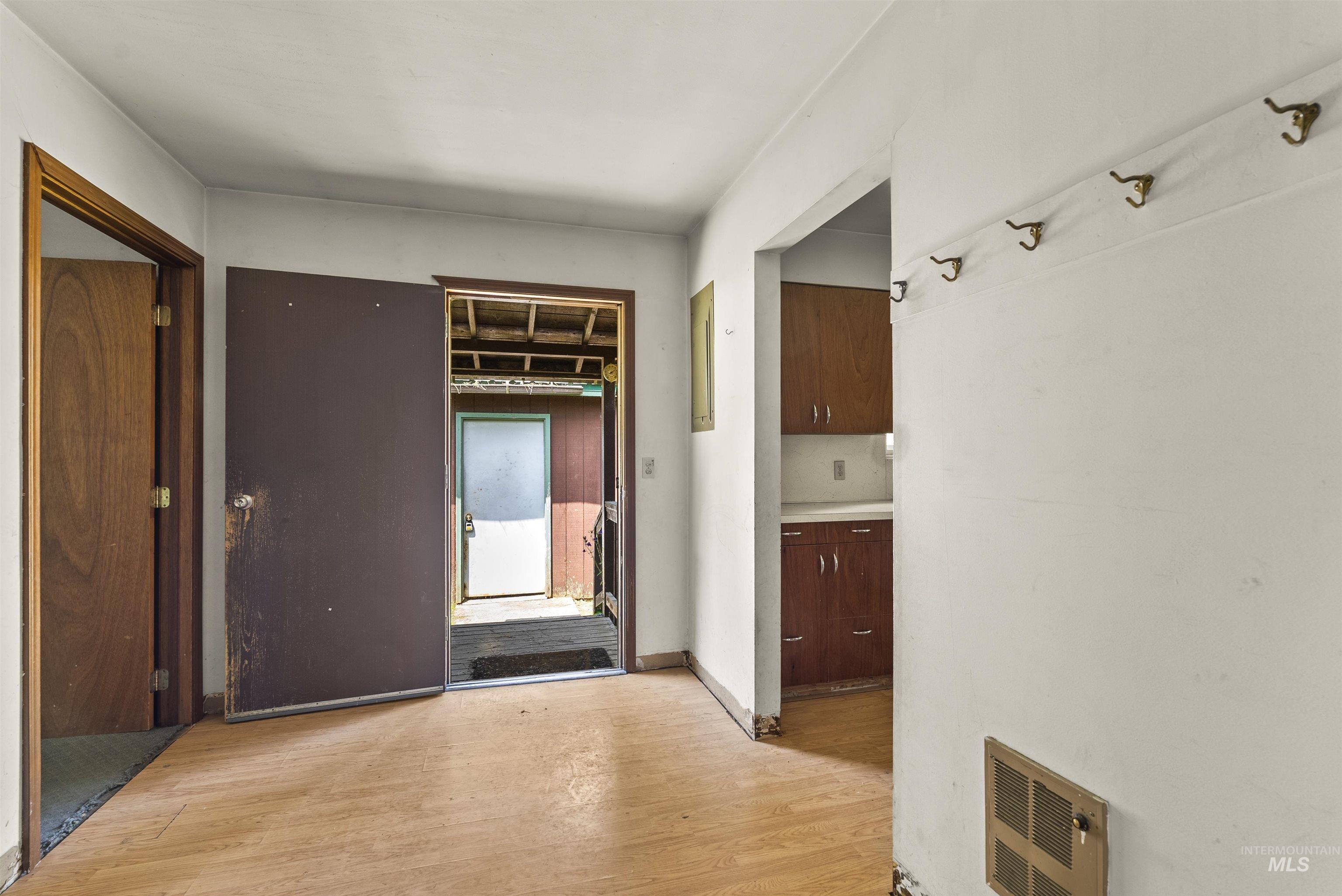 206 E 2nd Ave Property Photo 26