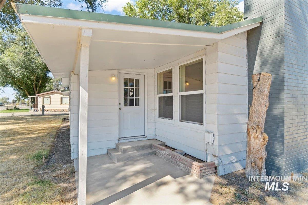 956 Se Hamilton Rd Property Photo 1