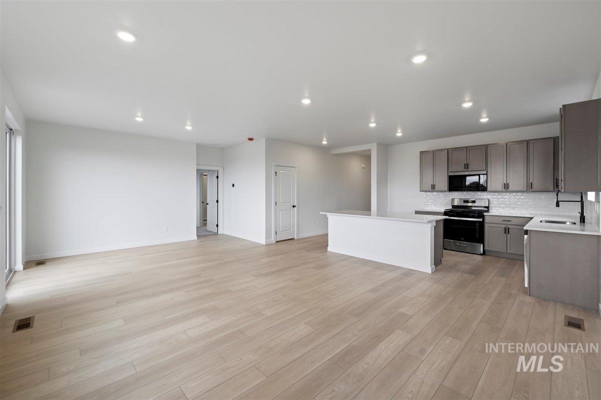 11308 Overhang St Property Photo 8
