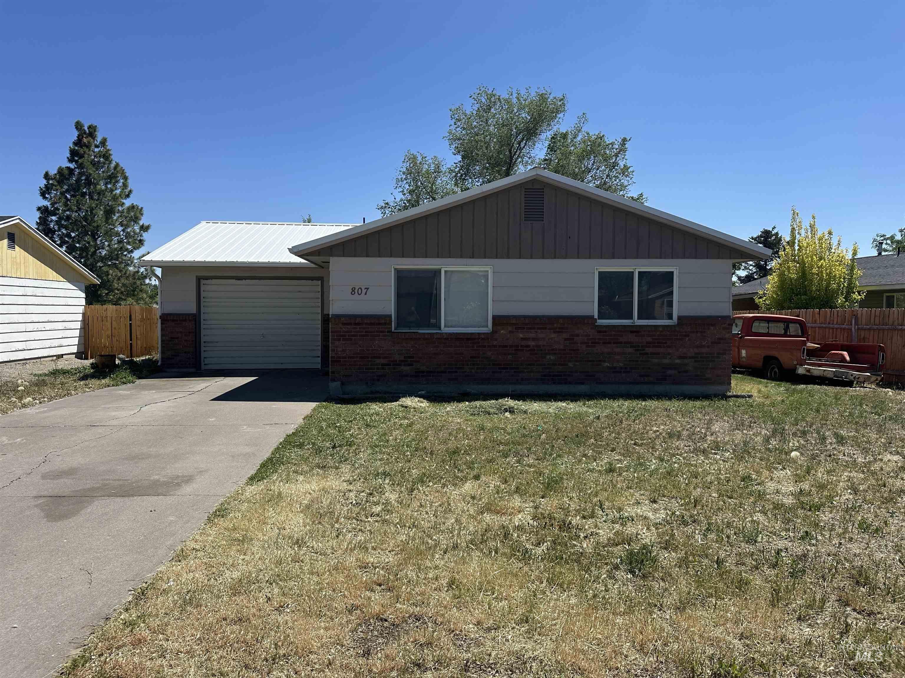 807 20th Ave. E. Property Photo 1