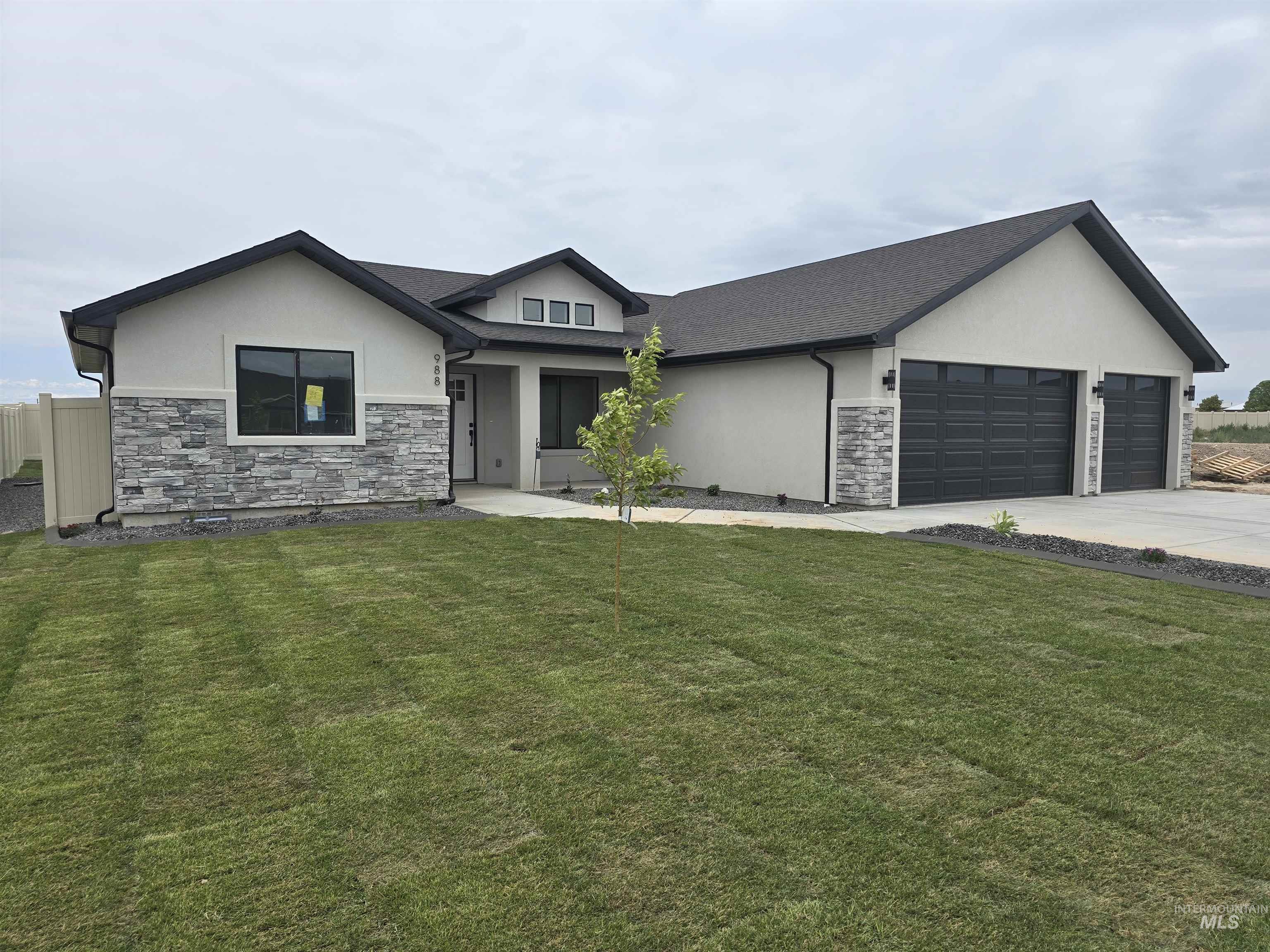 988 Adamite Road Property Photo 1