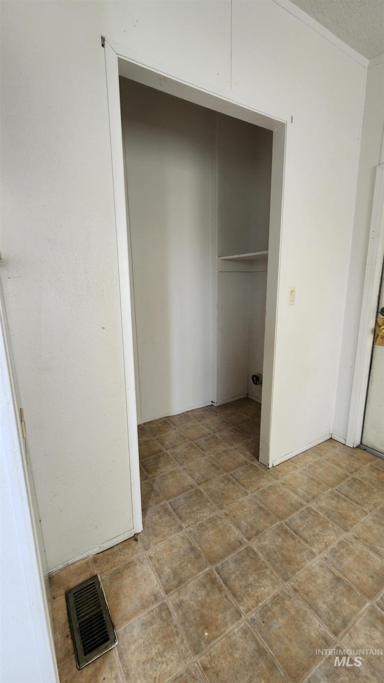 483 W 47 N Property Photo 6