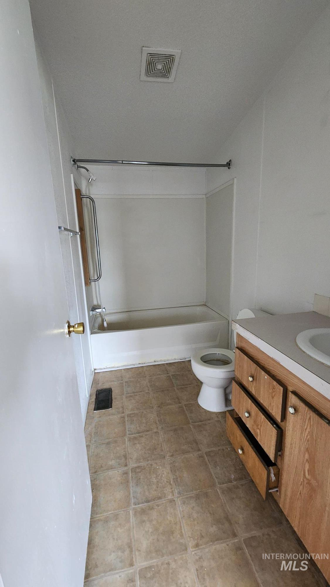 483 W 47 N Property Photo 8