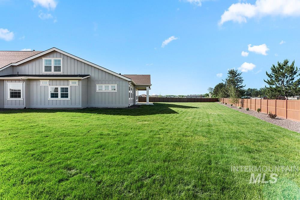 811 N Creekwater Property Photo 3
