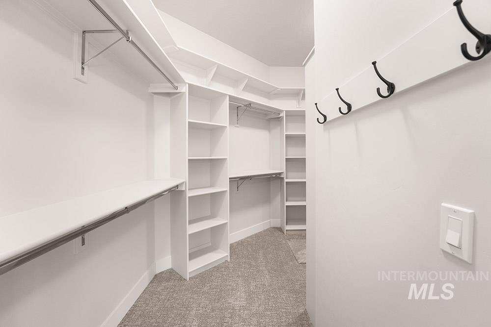 811 N Creekwater Property Photo 19