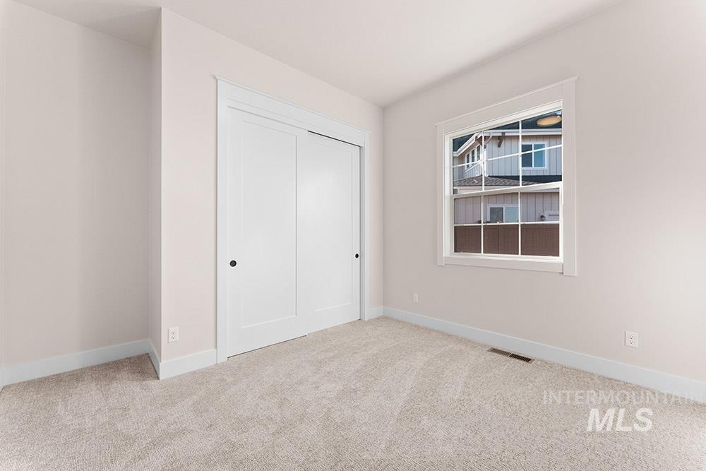 811 N Creekwater Property Photo 22