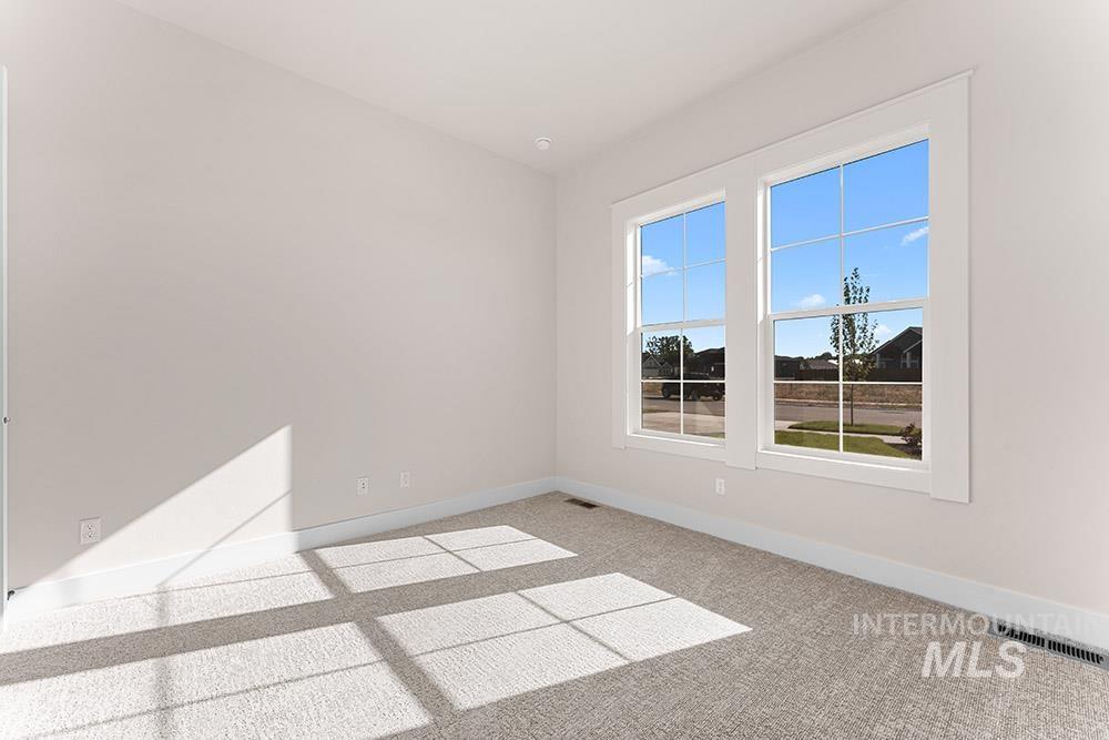 811 N Creekwater Property Photo 27