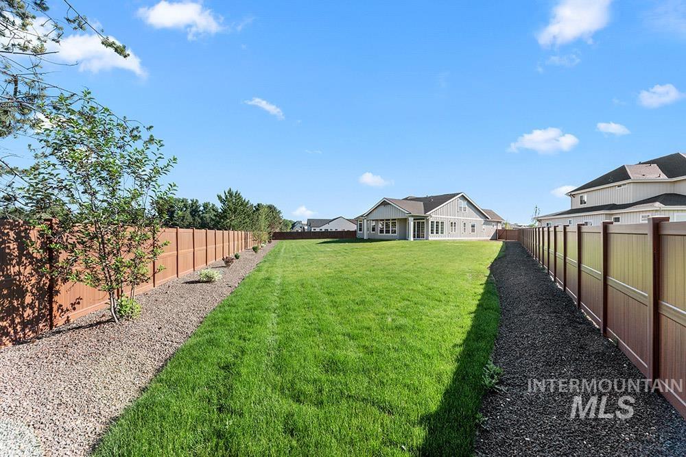 811 N Creekwater Property Photo 28