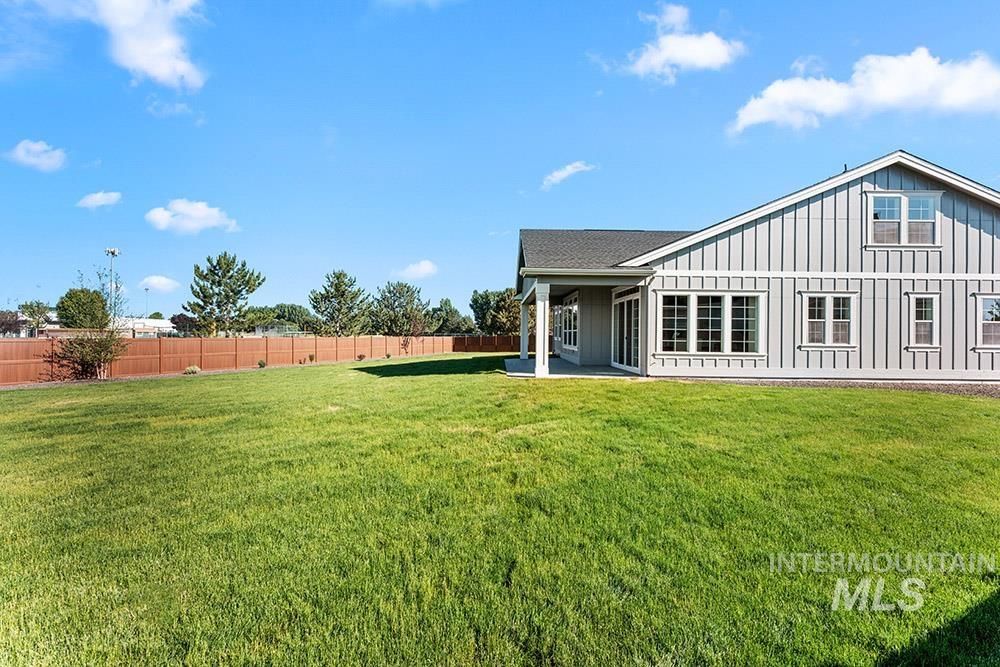 811 N Creekwater Property Photo 29