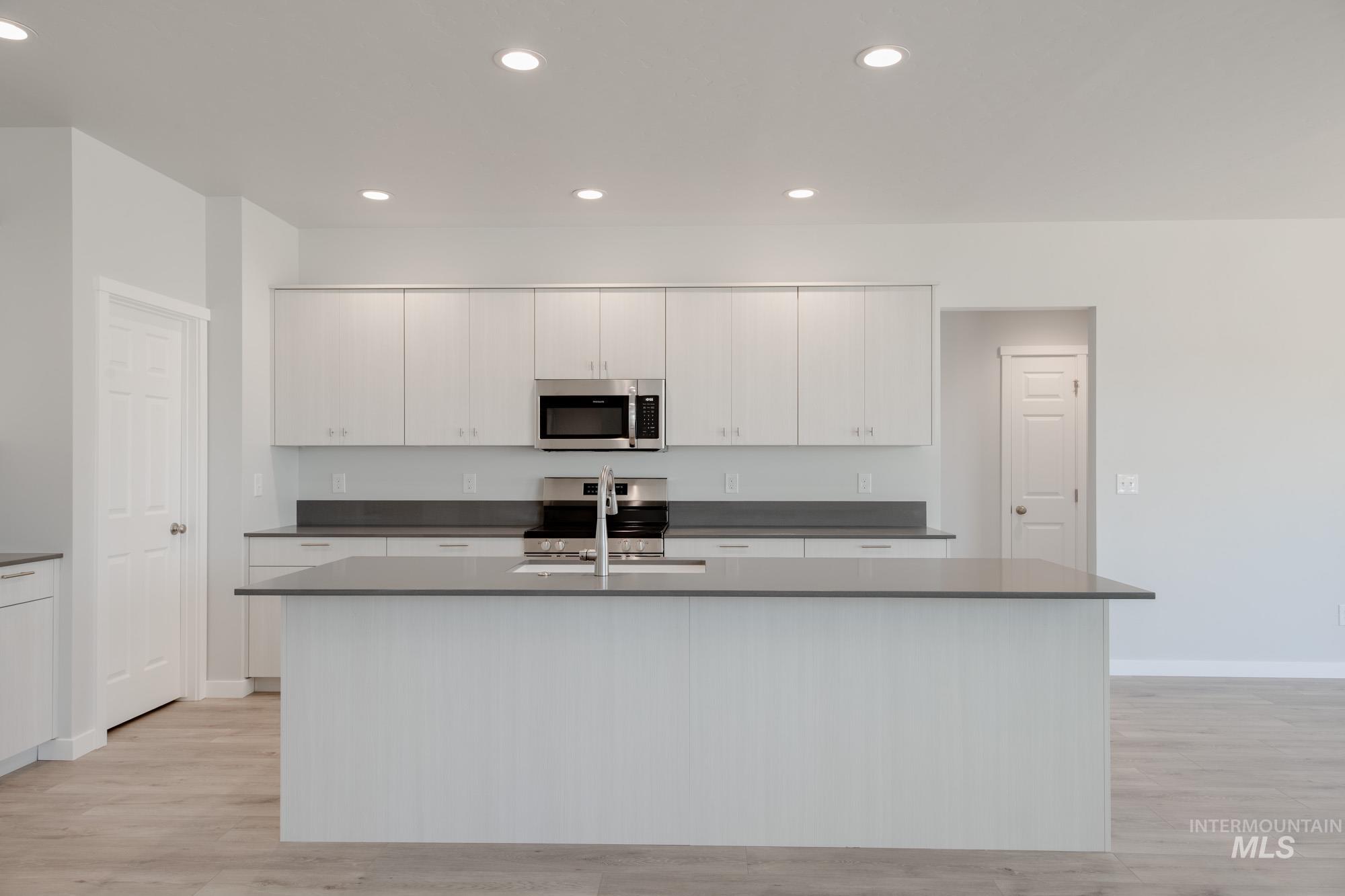 13684 Higley Court Property Photo 4