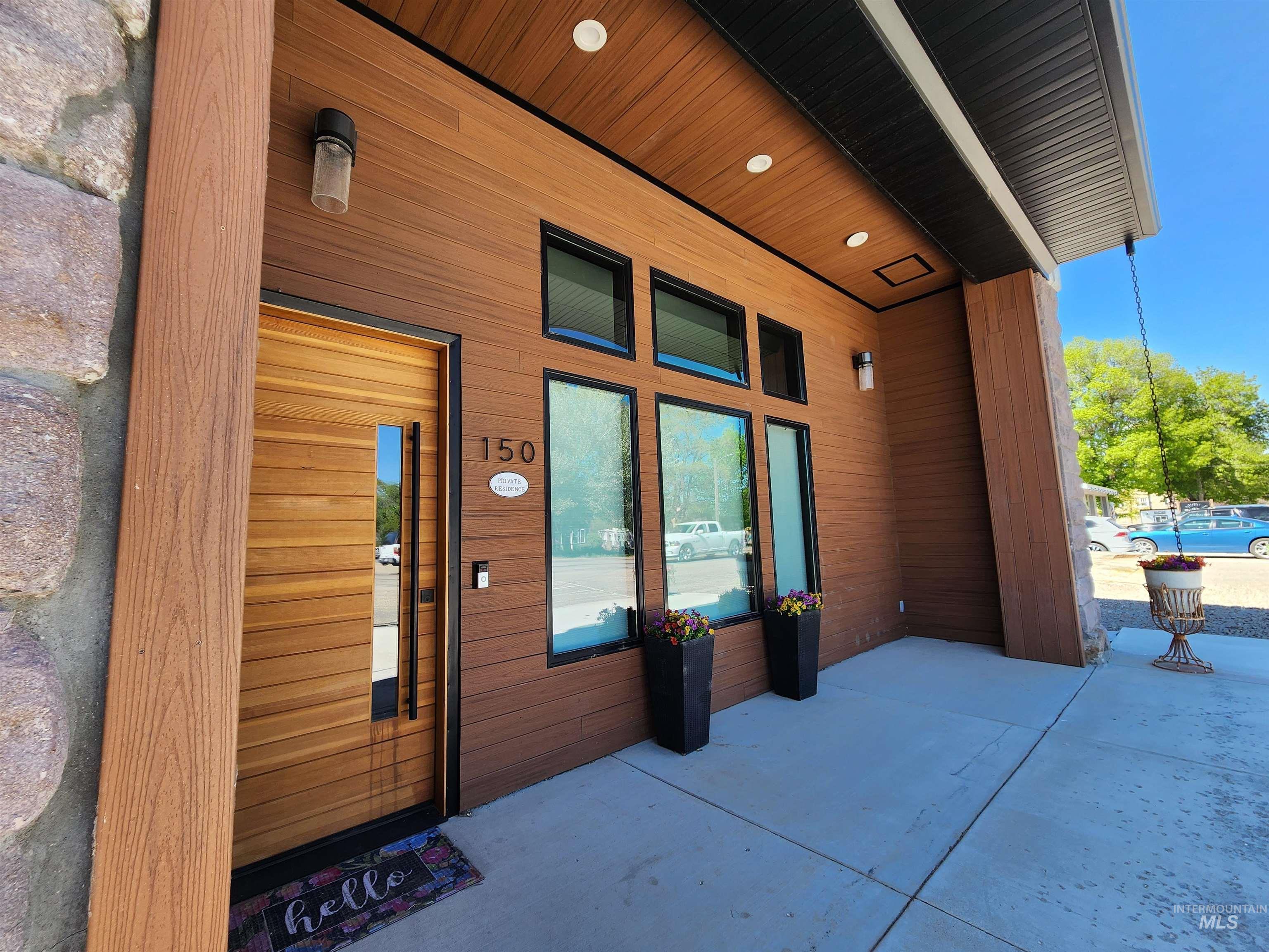 150 W Main St