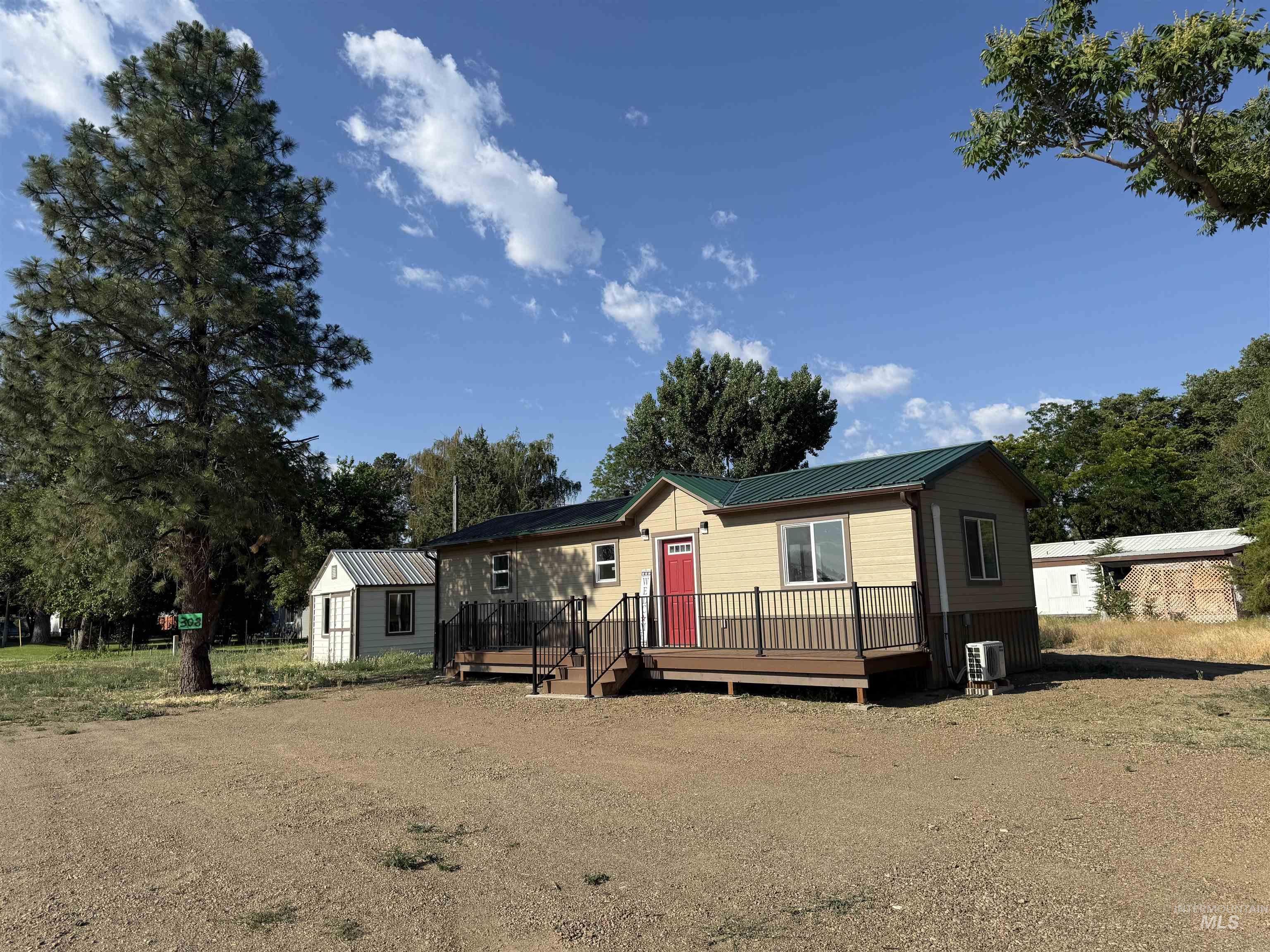 308 S Custer Property Photo 1