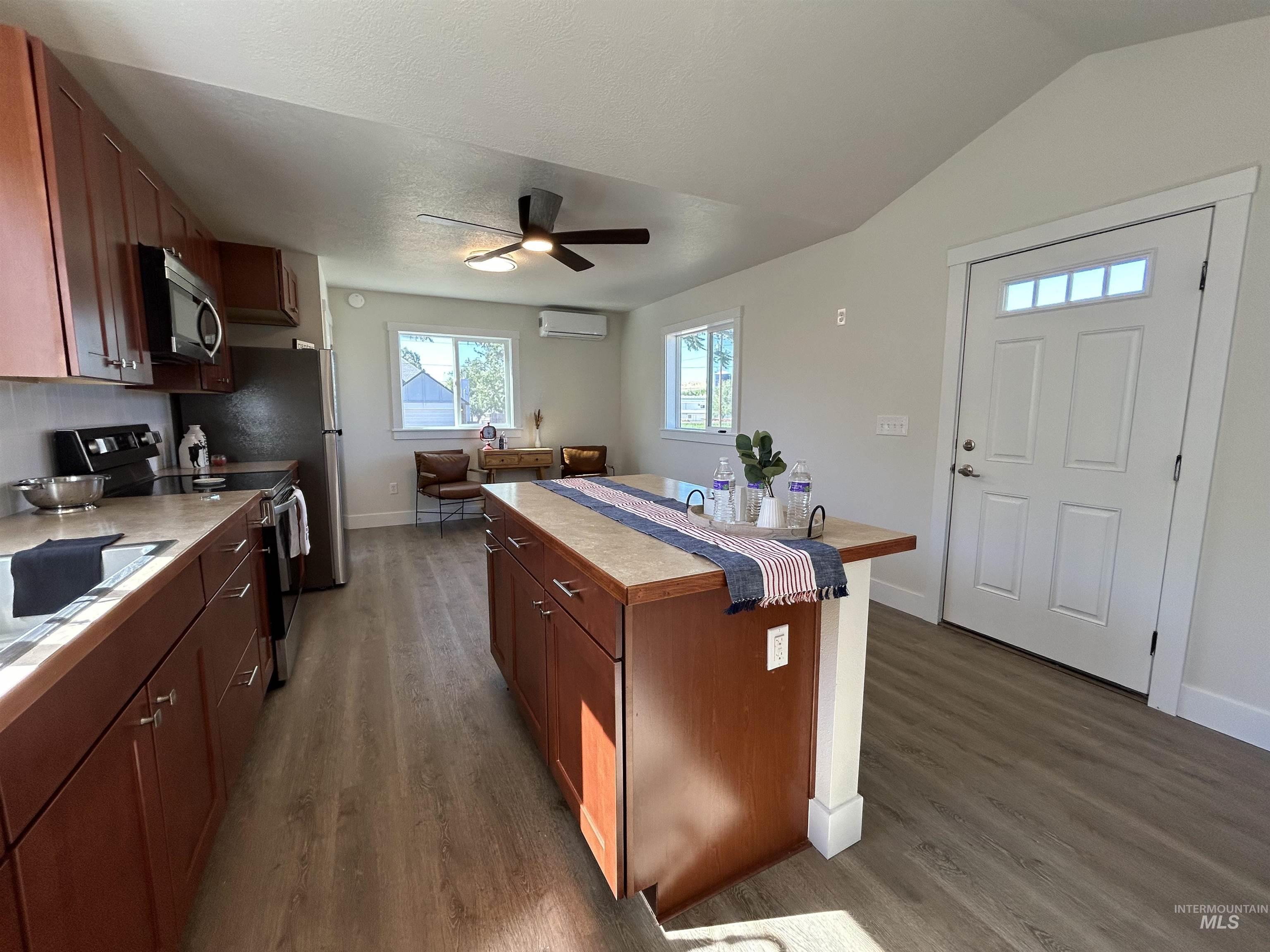 308 S Custer Property Photo 4