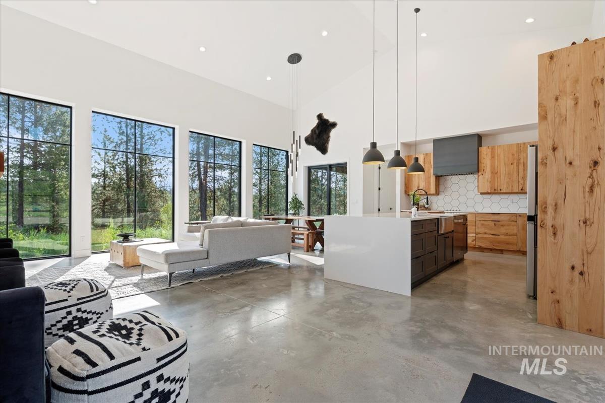 16 Lost River Dr