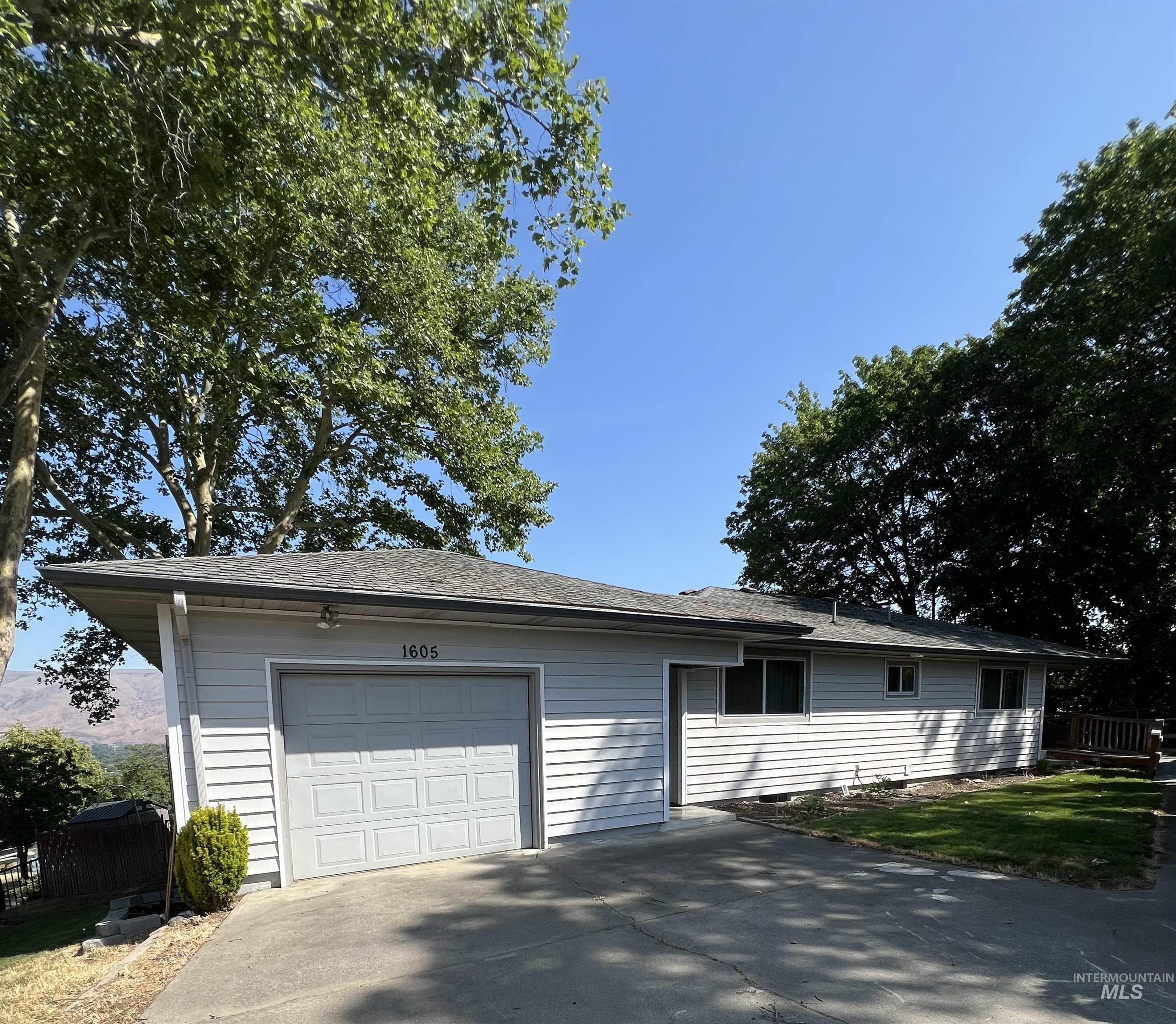 1605 Vineyard Dr. Property Photo 1
